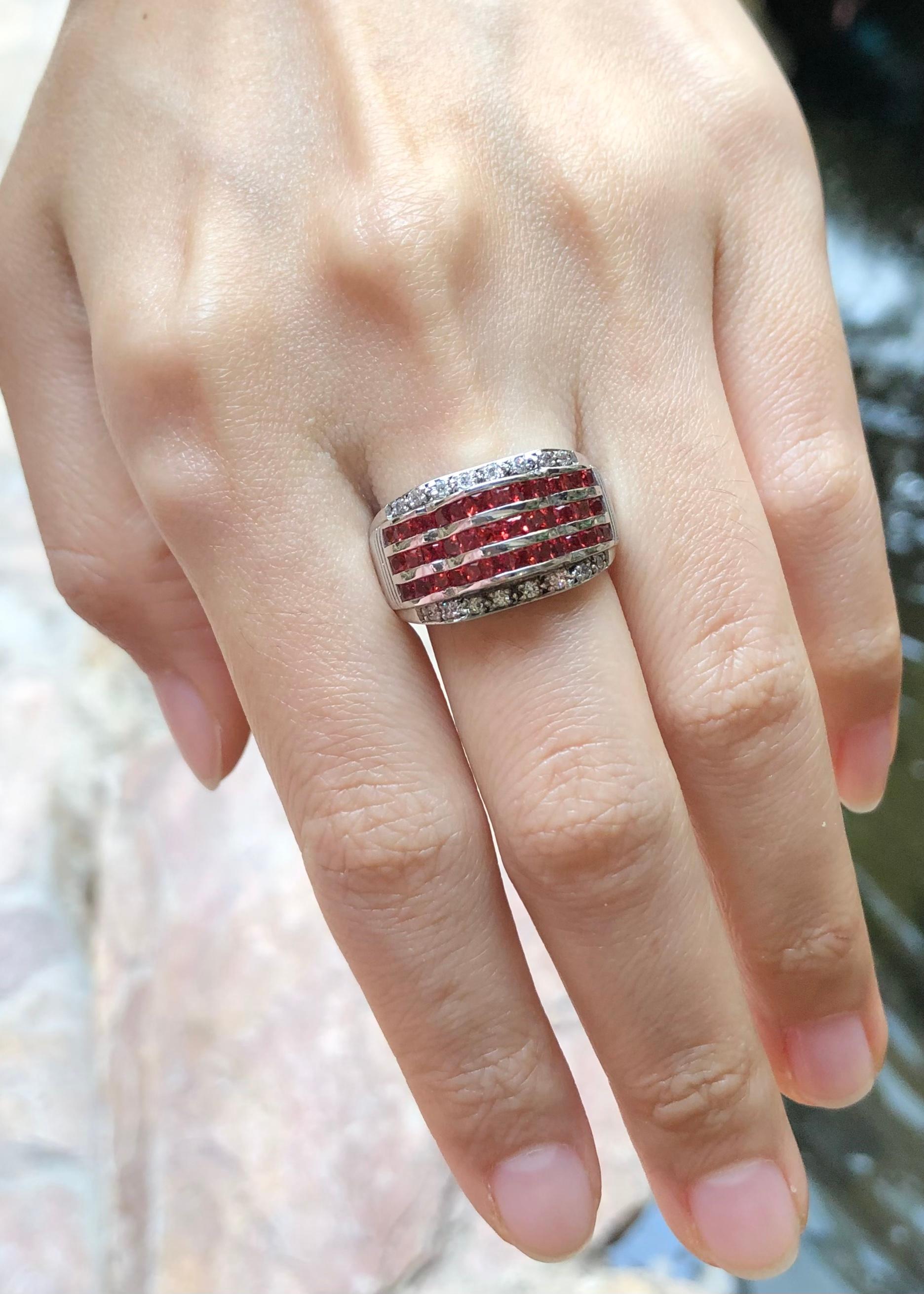 Bague en saphir orange avec zirconia cubique sertie dans des montures en argent en vente 1