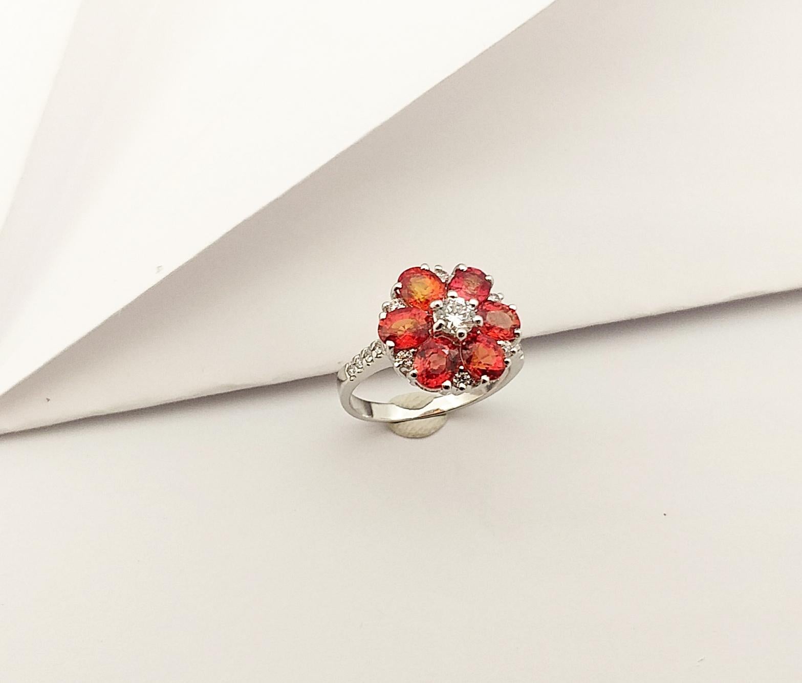 Anello con zaffiro arancione e zirconi con montatura d'argento in vendita 2