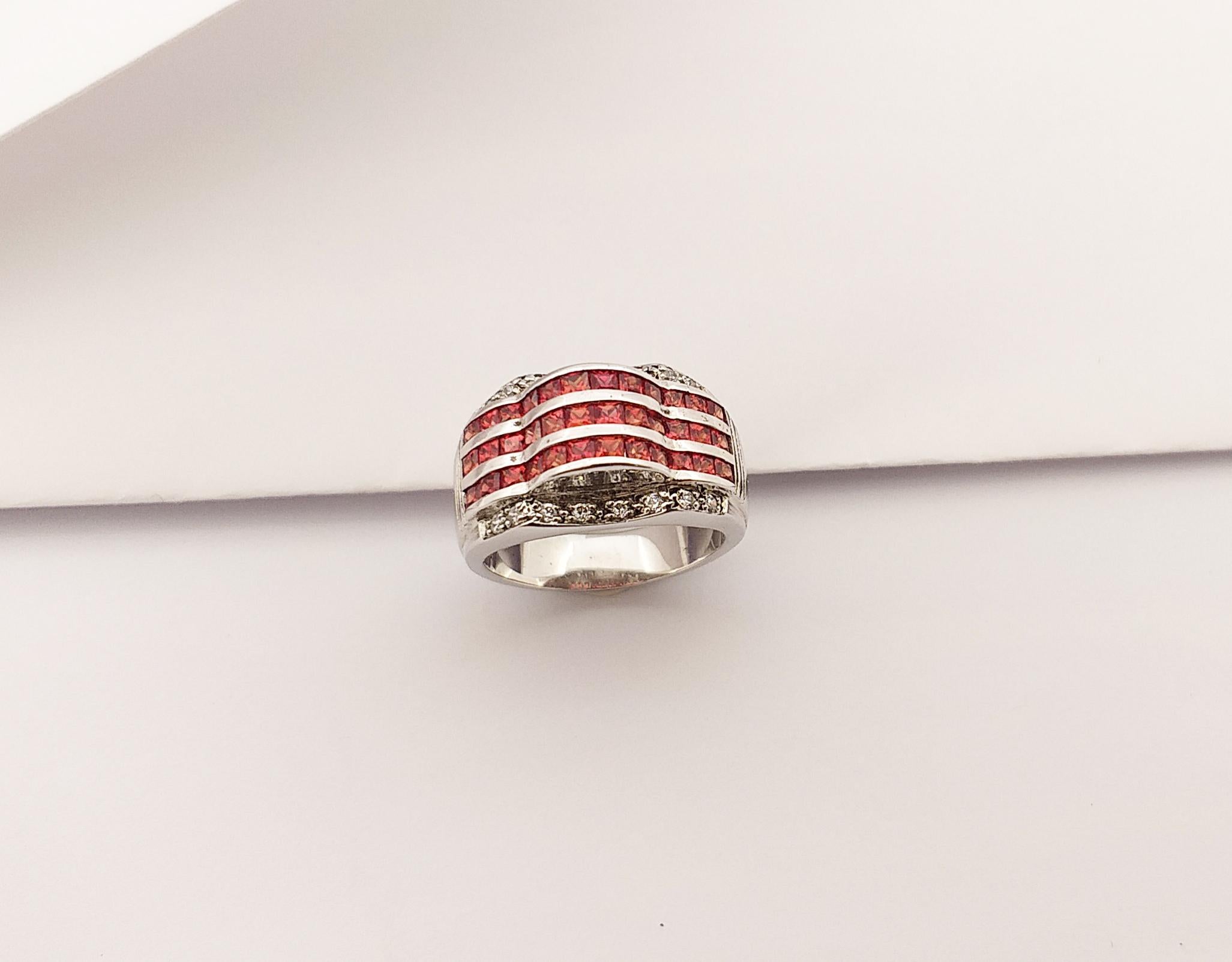 Bague en saphir orange avec zirconia cubique sertie dans des montures en argent en vente 2