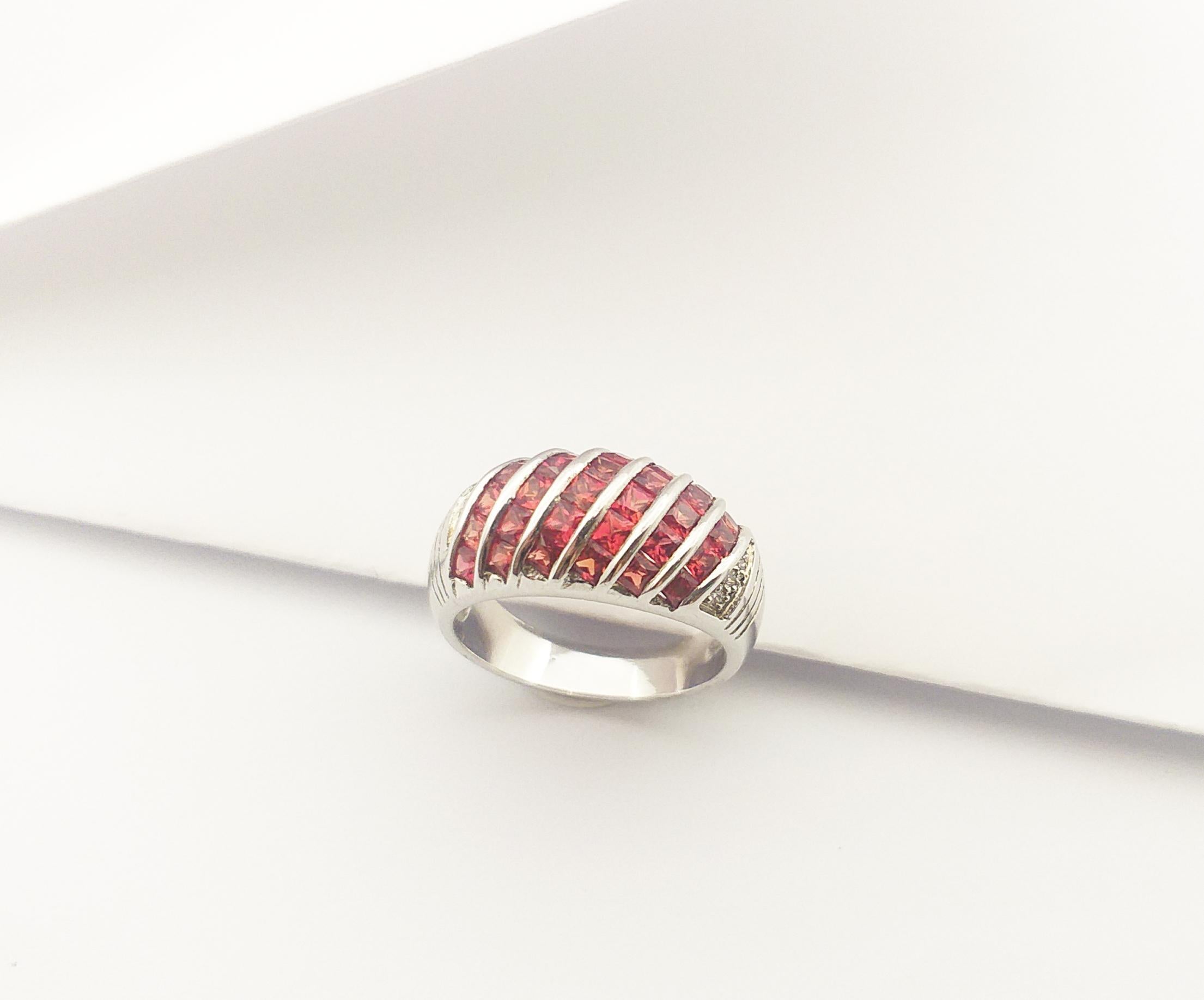 Bague en saphir orange avec zirconia cubique sertie dans des montures en argent en vente 2