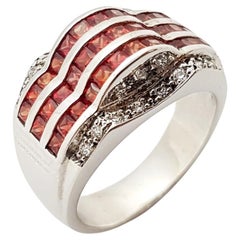 Bague en saphir orange avec zirconia cubique sertie dans des montures en argent