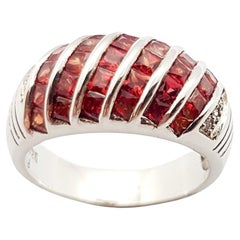 Bague en saphir orange avec zirconia cubique sertie dans des montures en argent