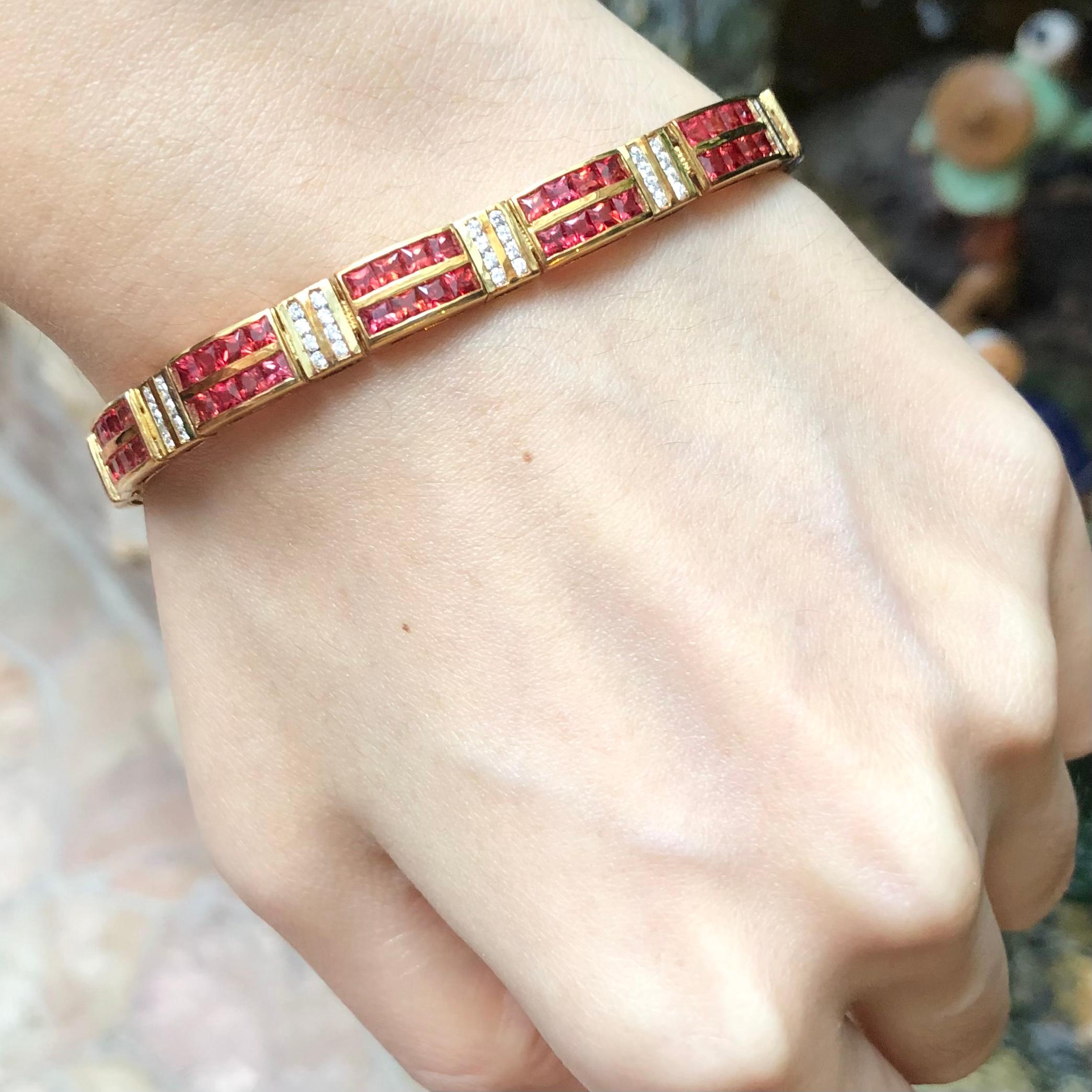 Orange Sapphire with Diamond Bracelet Set in 18 Karat Gold Settings In New Condition For Sale In Bangkok, TH