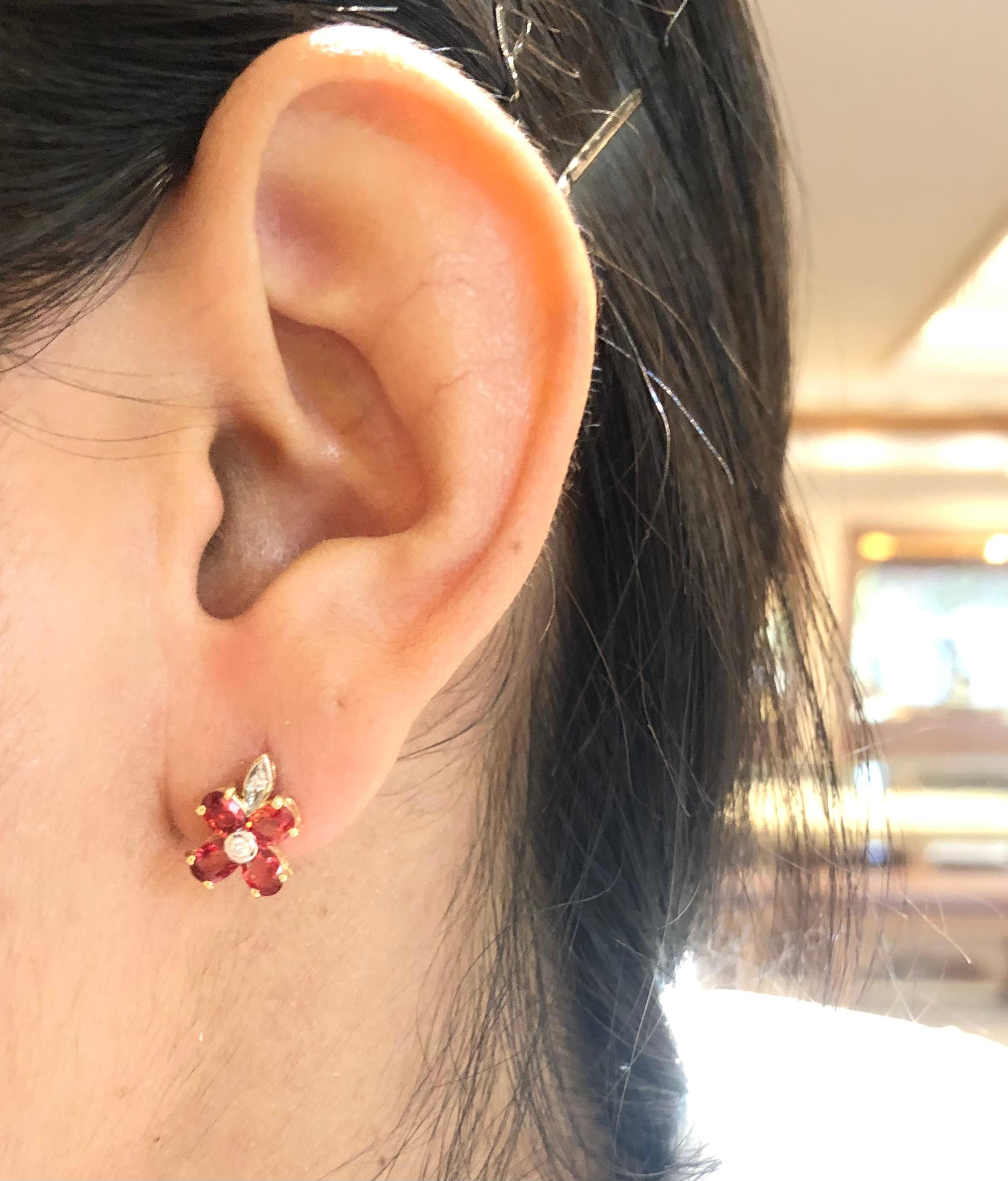Orecchini con zaffiro arancione e diamanti con montatura in oro 14 carati In condizioni Nuovo in vendita a Bangkok, TH