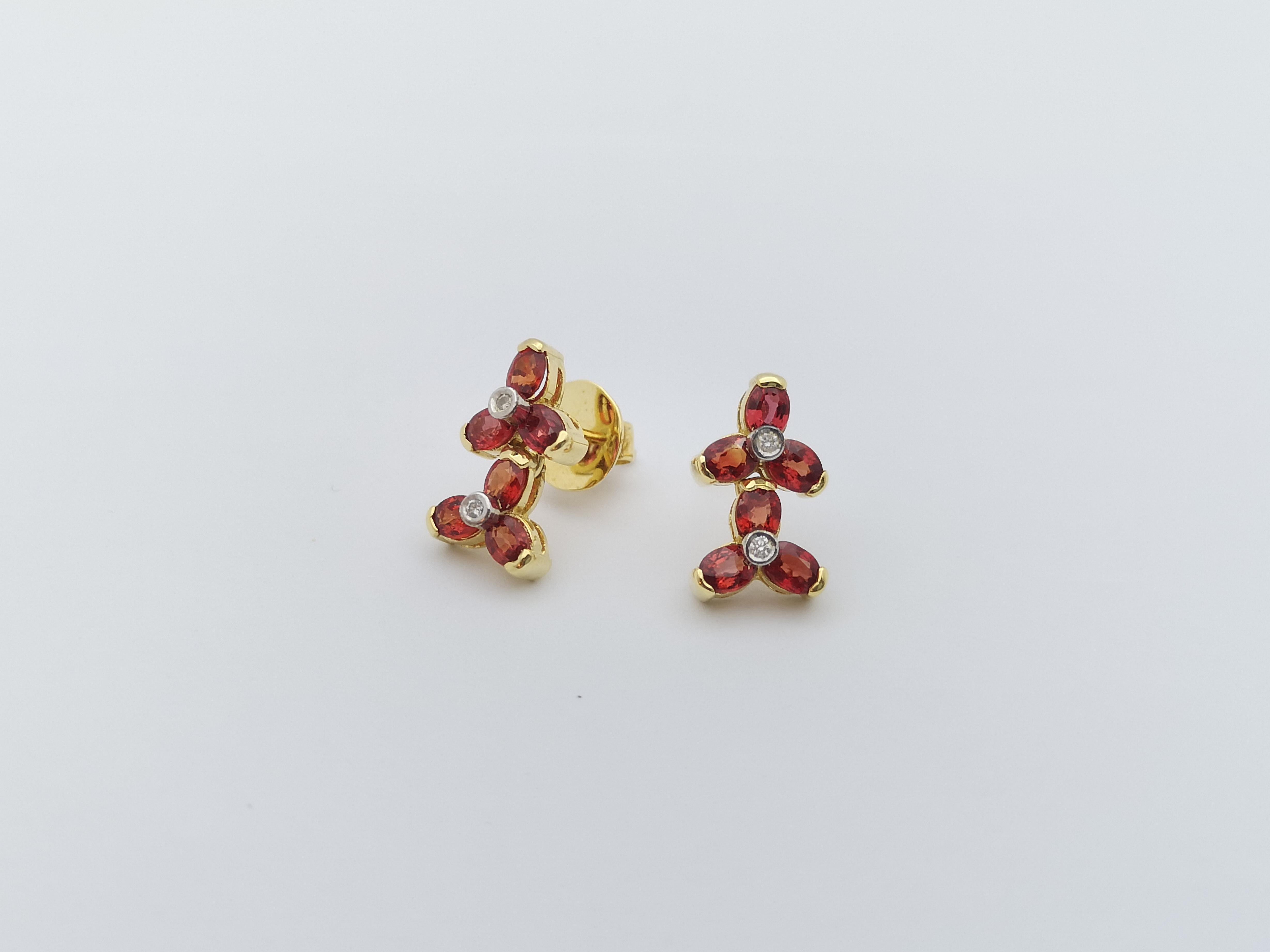 Orecchini con zaffiro arancione e diamanti con montatura in oro 18 carati in vendita 1