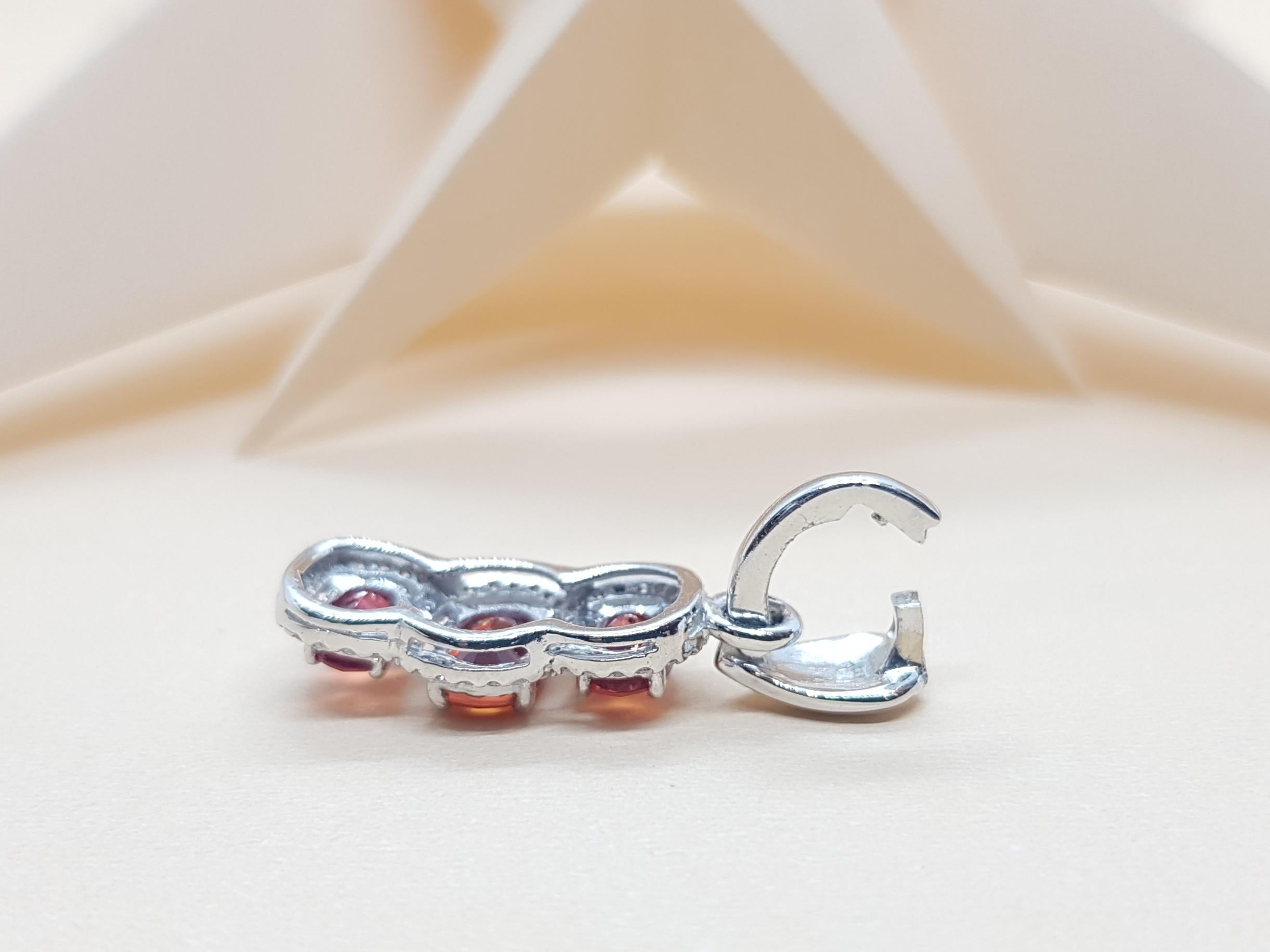 Pendentif en or blanc 18 carats serti d'un saphir orange et de diamants Pour femmes en vente