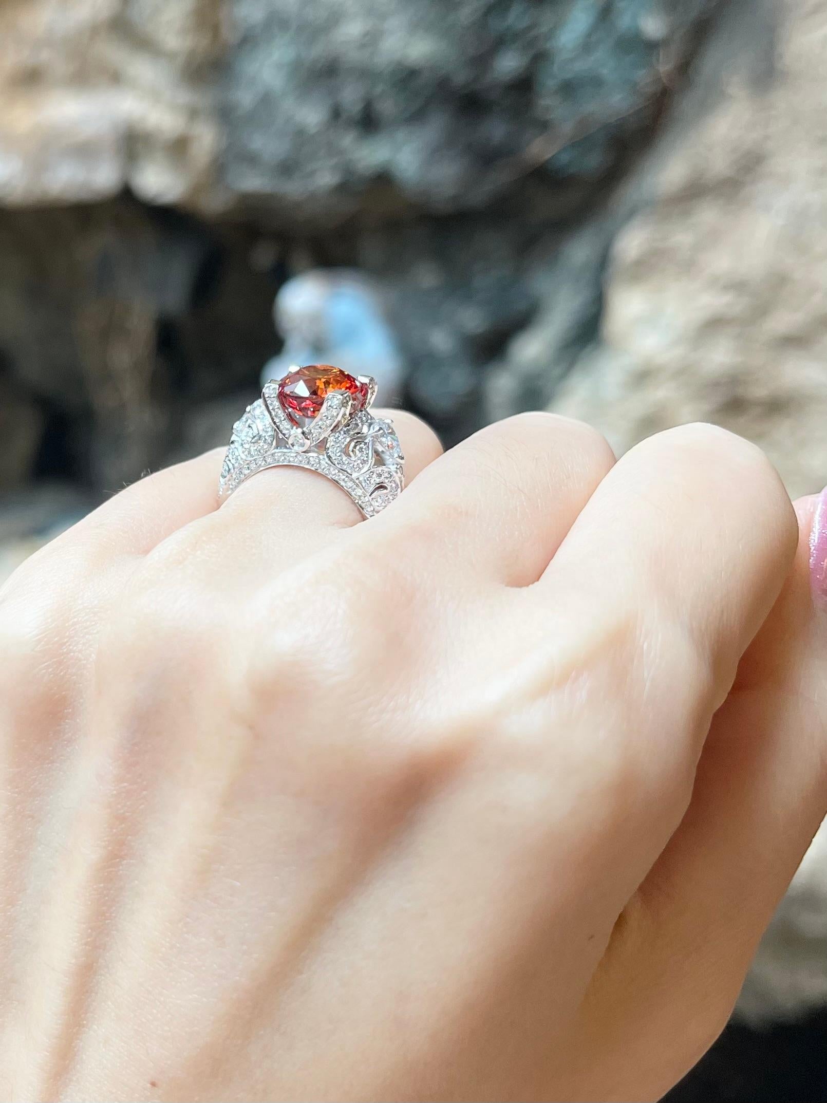 Orange Sapphire with Diamond Ring in 18K White Gold Settings In New Condition For Sale In Bangkok, TH