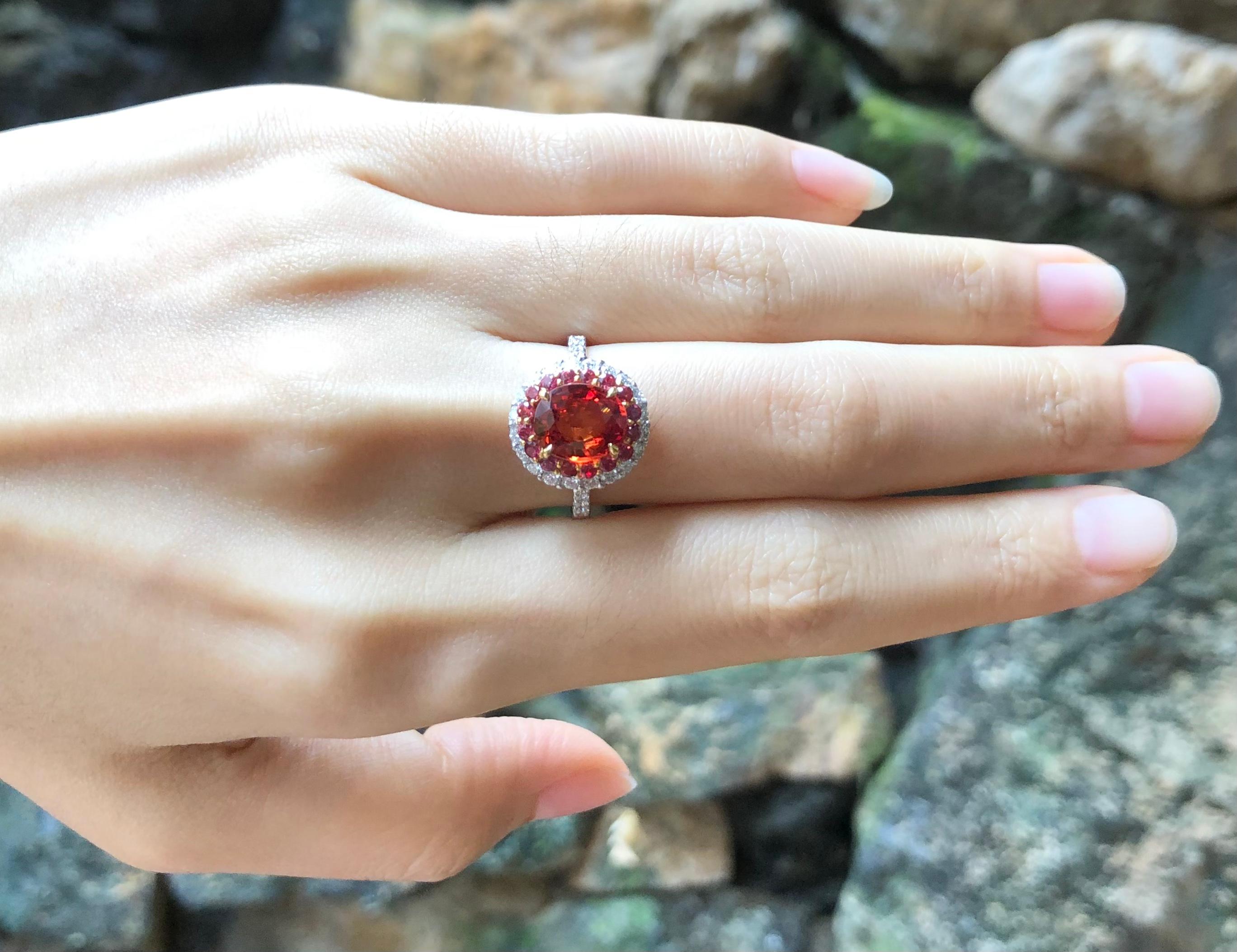 Contemporain Bague en or blanc 18 carats sertie d'un saphir orange et de diamants en vente