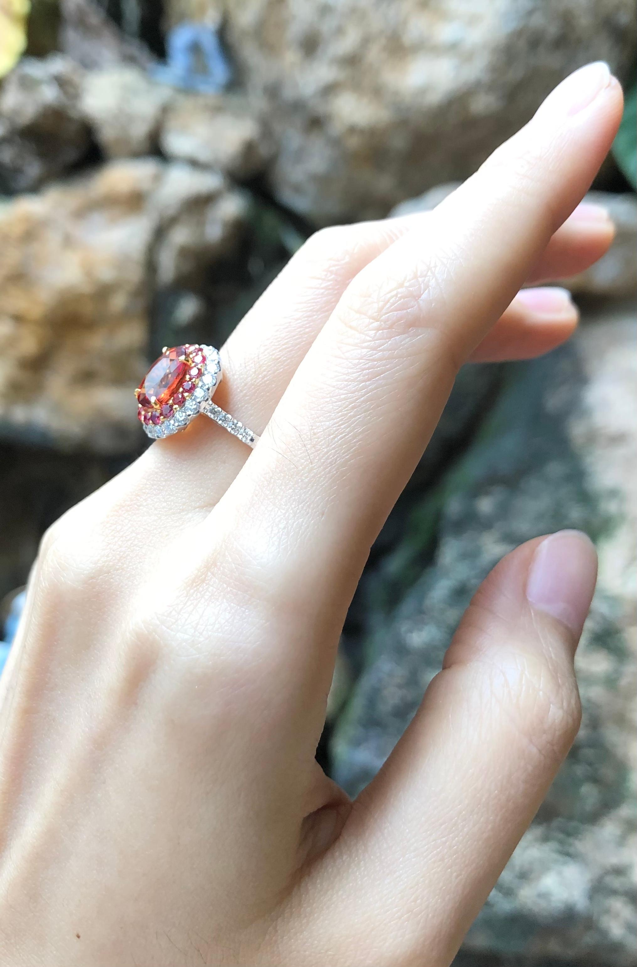 Taille mixte Bague en or blanc 18 carats sertie d'un saphir orange et de diamants en vente