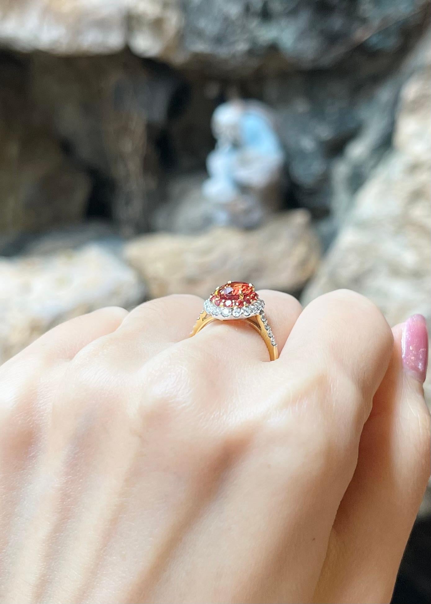 Orange Sapphire with Diamond Ring set in 18K Gold Settings In New Condition For Sale In Bangkok, TH