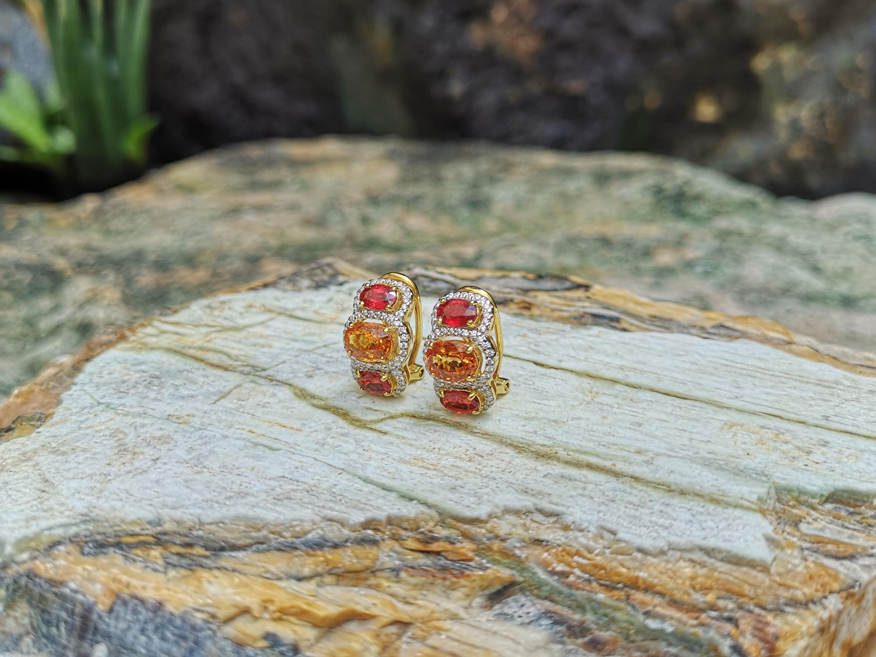Ohrringe aus 18 Karat Gold mit orangefarbenem Saphir, gelbem Saphir und Diamant (Ovalschliff) im Angebot