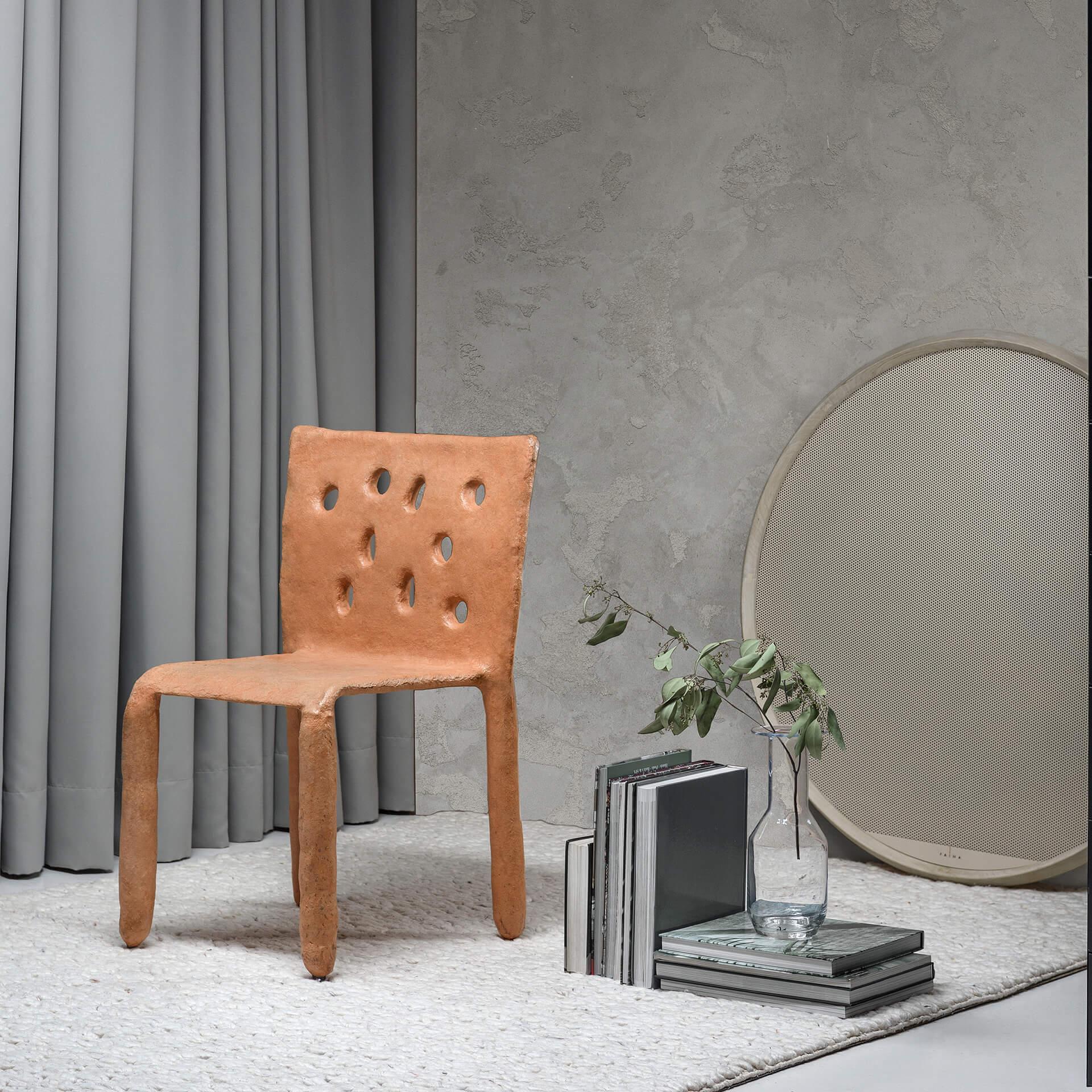 Organique Chaise contemporaine sculptée orange de FAINA en vente
