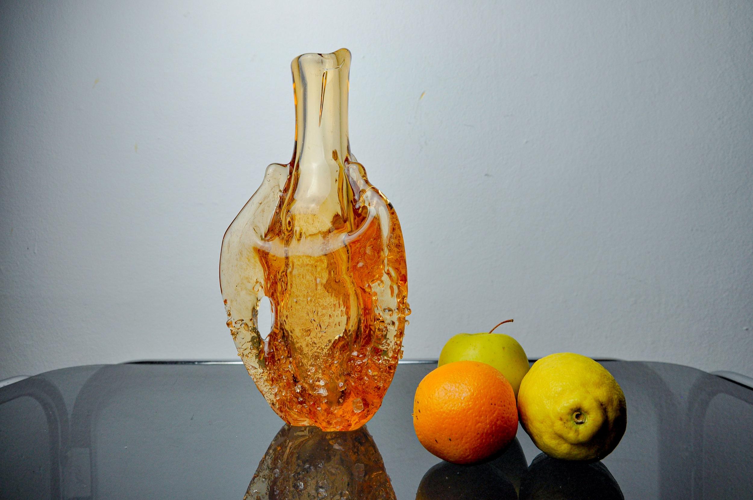 Splendido vaso arancione con effetto smerigliato progettato e prodotto da Seguso a Murano negli anni Settanta. Vetro lavorato a mano che dà l'illusione di un effetto cubo di ghiaccio. Magnifico oggetto da collezione e decorativo. Ottime condizioni