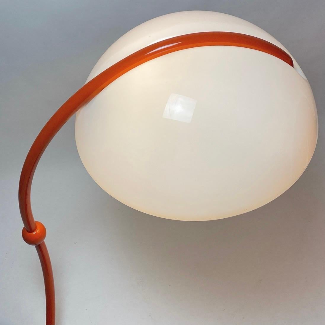 Ce lampadaire, modèle Serpente, a été conçu par Elio Martinelli et produit par Luce en Italie, 1965. La lampe est fabriquée en métal acquéreur orange avec un abat-jour en plastique. Il peut être réglé dans plusieurs positions.

Excellent état et