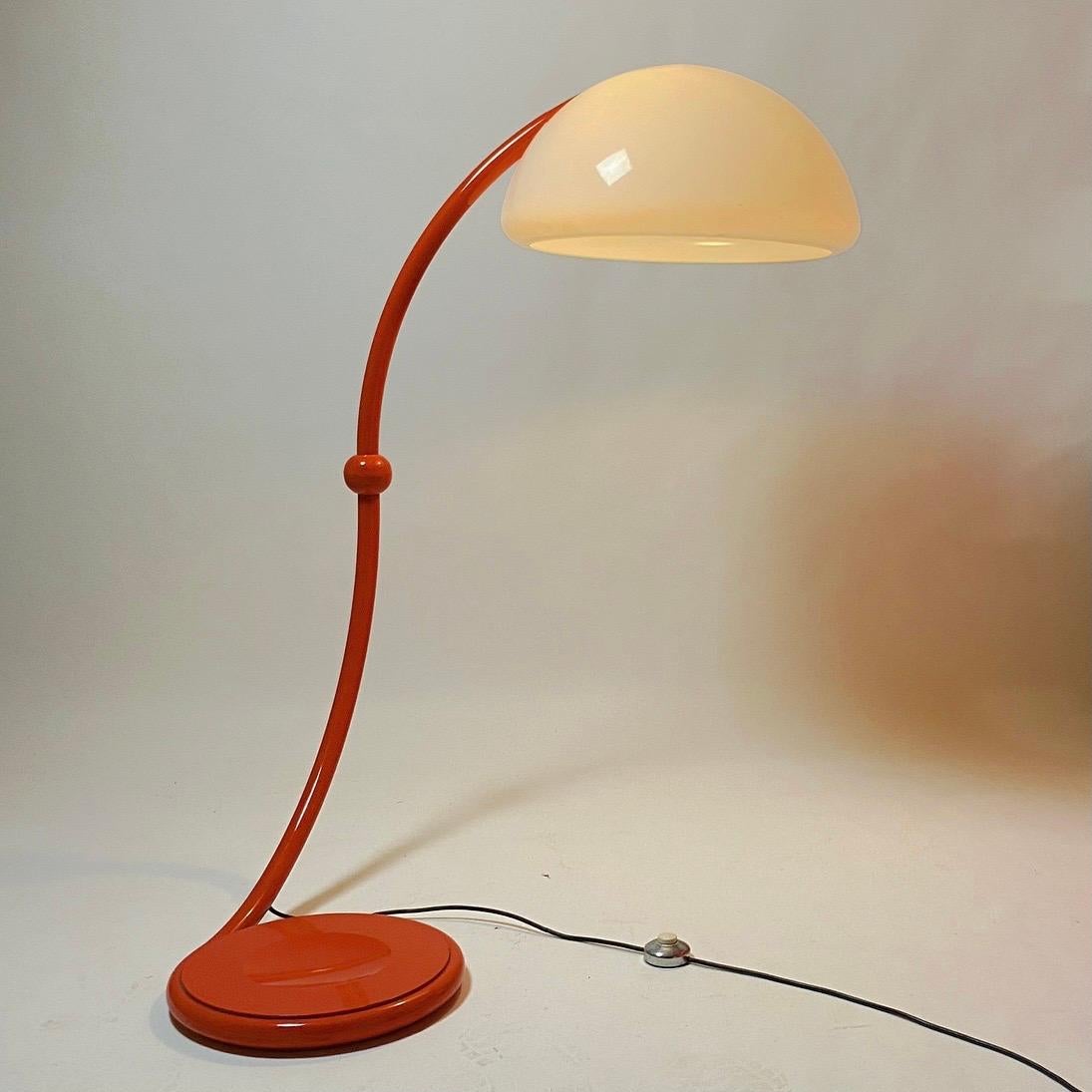 Orange orange Serpente Stehlampe von Elio Martinelli für Luce, Italien 1970er Jahre (Moderne der Mitte des Jahrhunderts) im Angebot