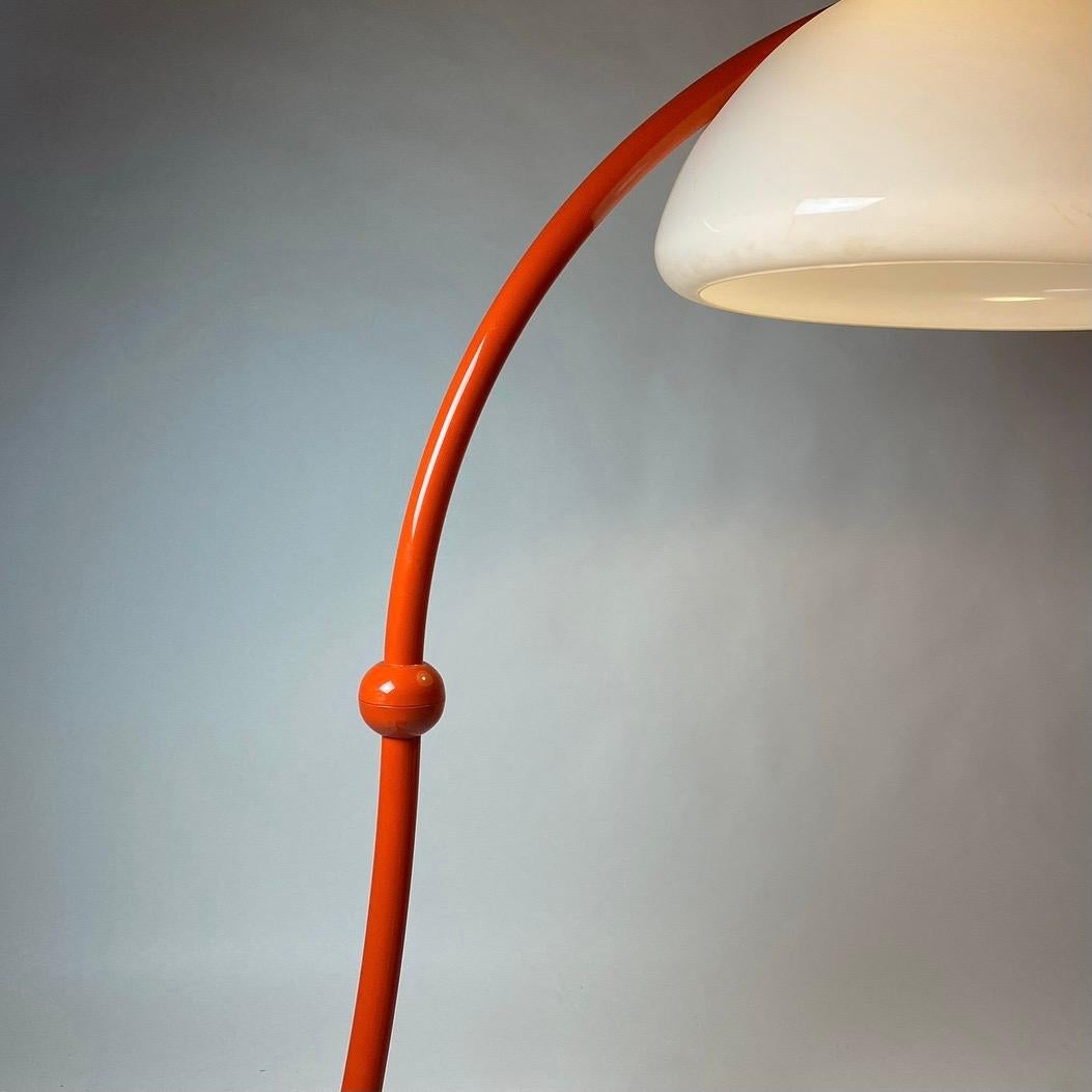 Orange orange Serpente Stehlampe von Elio Martinelli für Luce, Italien 1970er Jahre im Zustand „Gut“ im Angebot in Haderslev, DK