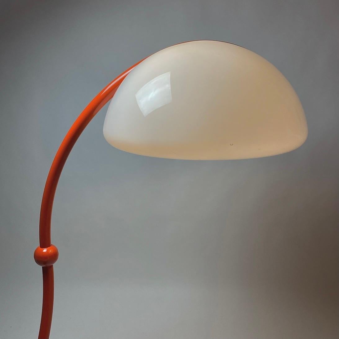 Orange orange Serpente Stehlampe von Elio Martinelli für Luce, Italien 1970er Jahre (Acryl) im Angebot