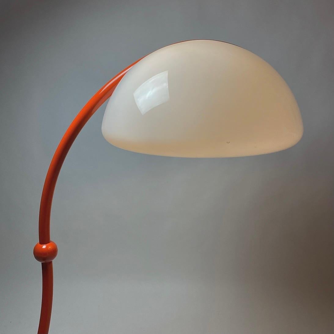 Acrylique Lampadaire en serpentin orange d'Elio Martinelli pour Luce, Italie, années 1970 en vente