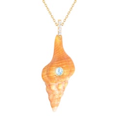 Colgante de concha naranja con diamantes naturales y topacio azul
