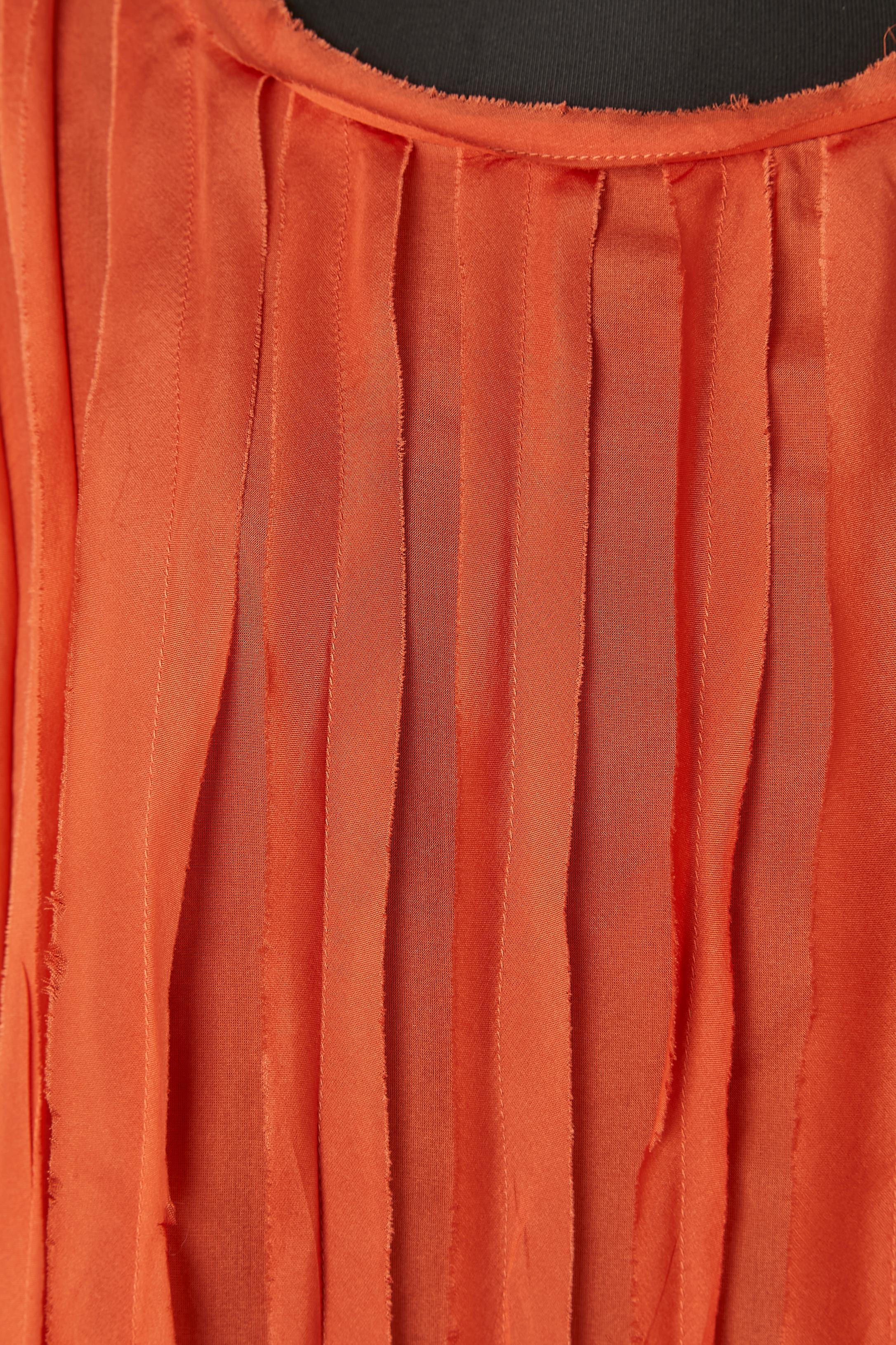 Camicetta in chiffon di seta arancione con nastri applicati e fiori in chiffon di seta, su una base di jersey marrone. 
Bordo grezzo 
TAGLIA L 