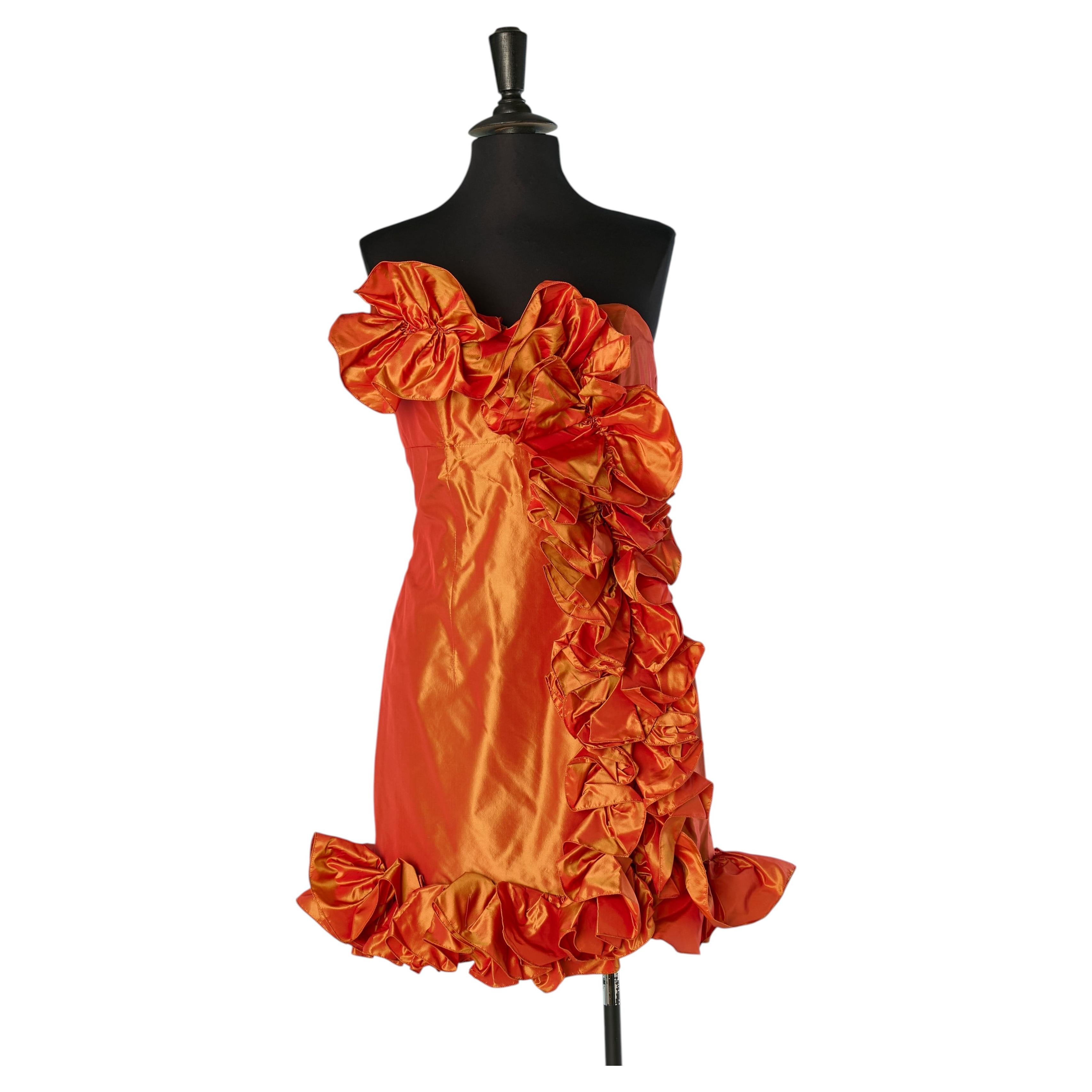 Cocktailkleid aus orangefarbenem Seidentaft mit Rüschen am Oberteil von PRIORI