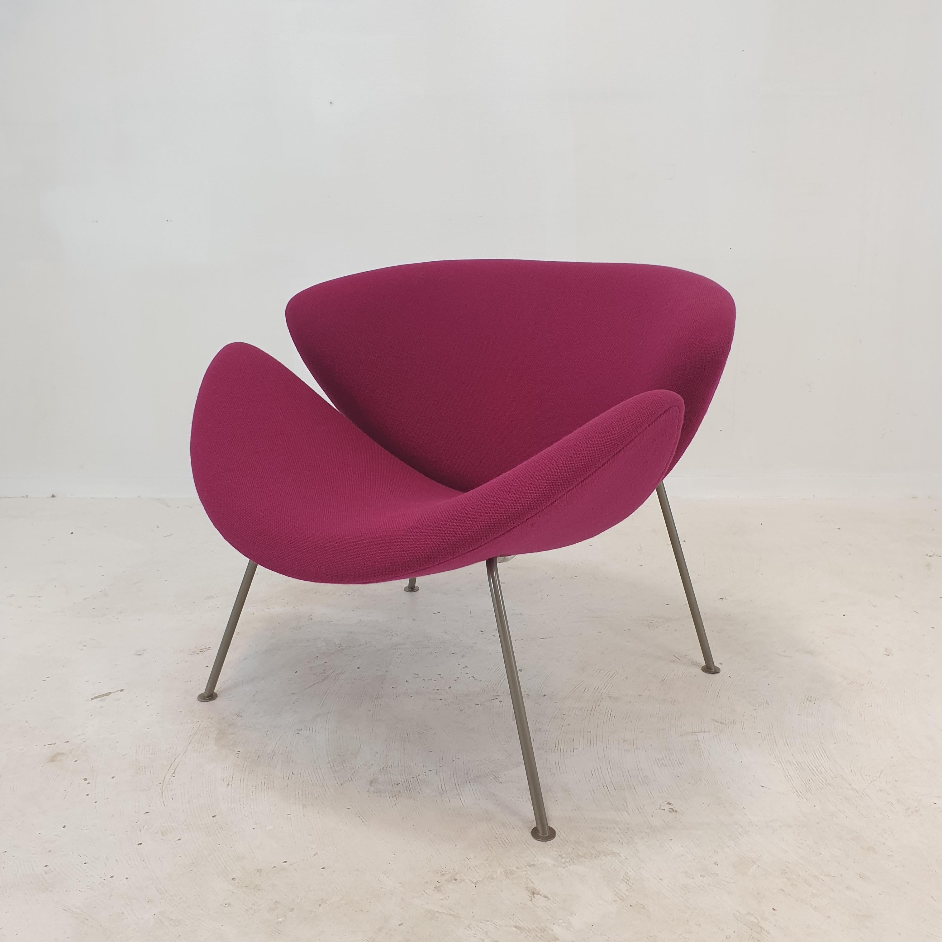 The famous Artifort orange slice chair by Pierre Paulin, designed in the 60's.
This is an original and early edition chair with nickel legs, produced in the 60's.

It is a cute and very comfortable chair.

The fuchsia wool fabric is in good