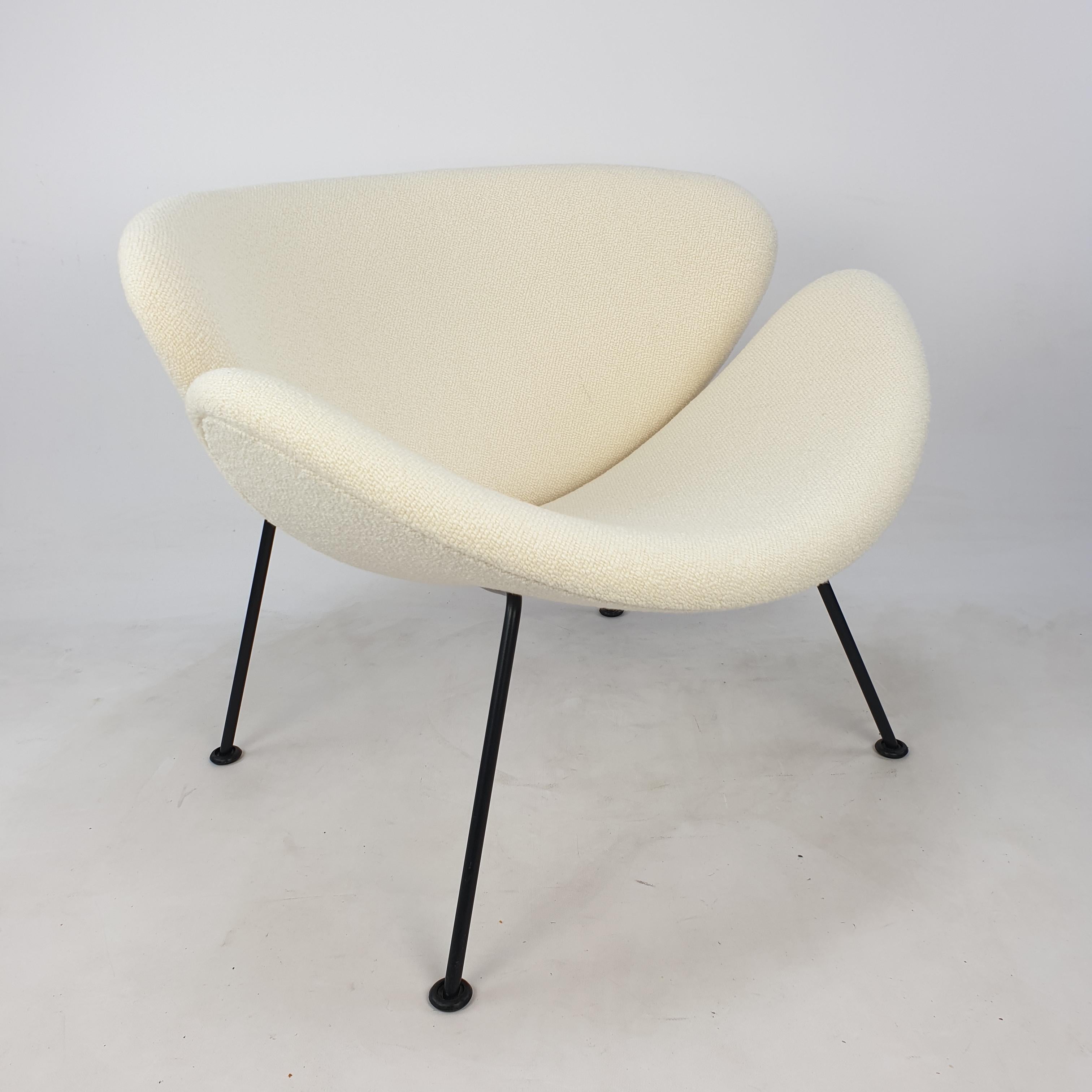 The famous Artifort orange slice chair by Pierre Paulin. Designed in the 60's and produced in the 80's. Cute and very comfortable chair. This is a rare edition with (original) black legs. The chair has new foam and has just been reupholstered with