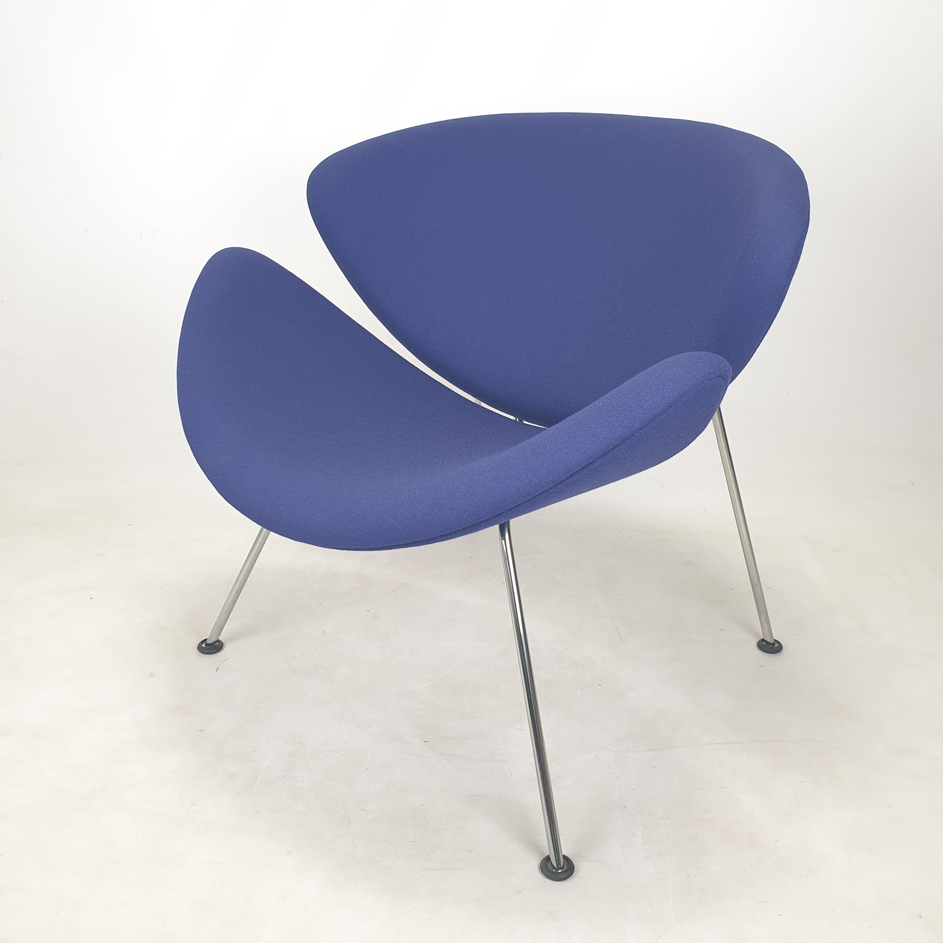 Der berühmte Artifort-Stuhl mit Orangenscheiben von Pierre Paulin. 
In den 60er Jahren entworfen und in den 80er Jahren hergestellt. 

Hübscher und sehr bequemer Stuhl. 
Er hat verchromte Metallbeine. 

Der originale Wollstoff ist in sehr