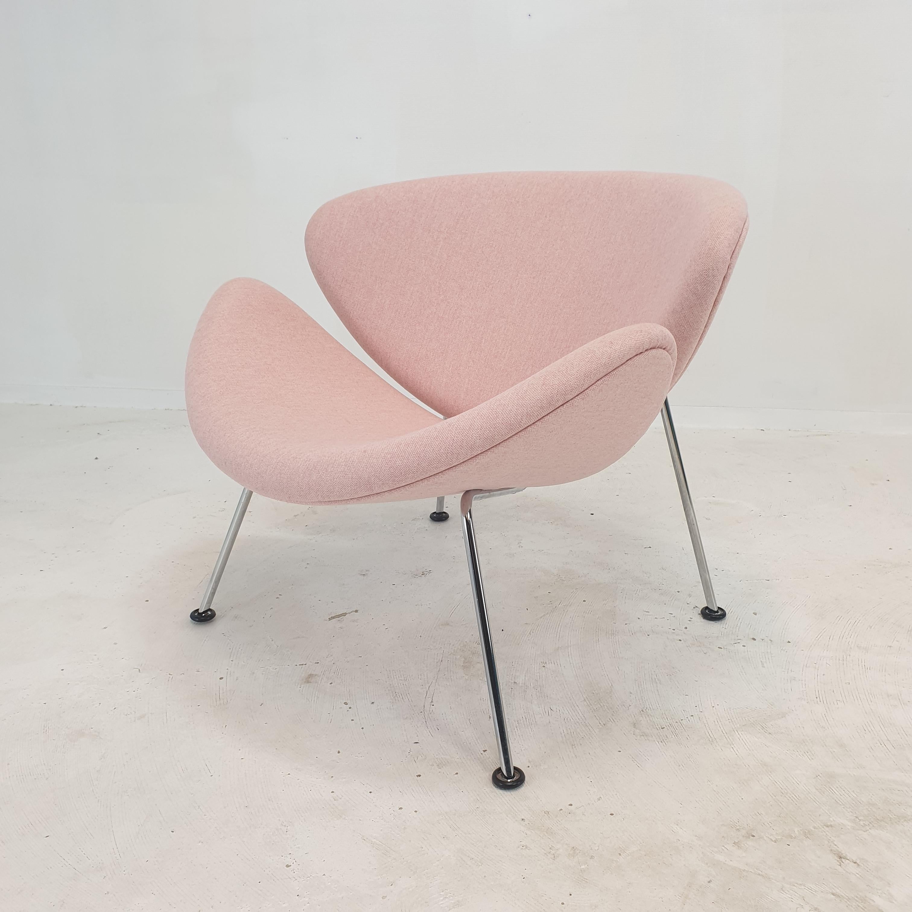 The famous Artifort Orange Slice chair by Pierre Paulin, designed in the 60's.
This is an original set with chromed legs, they are produced in the 80's.

It is a cute and very comfortable chair.

This set is just restored with new fabric and