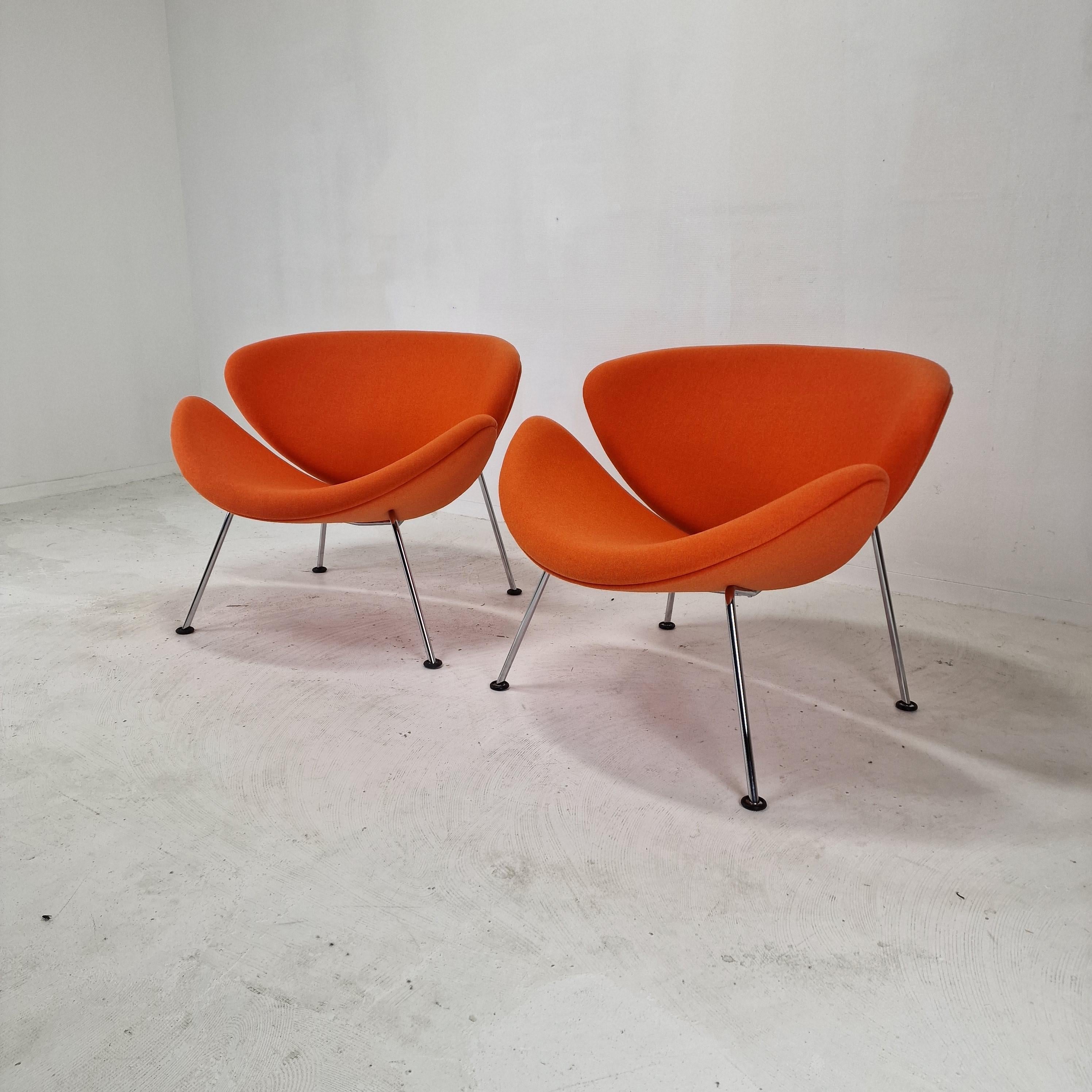 The famous Artifort orange slice chair by Pierre Paulin, designed in the 60s.
This is an original set with chromed legs, they are produced in the 80s.

It is a cute and very comfortable chair.

This set is just restored with new fabric and new