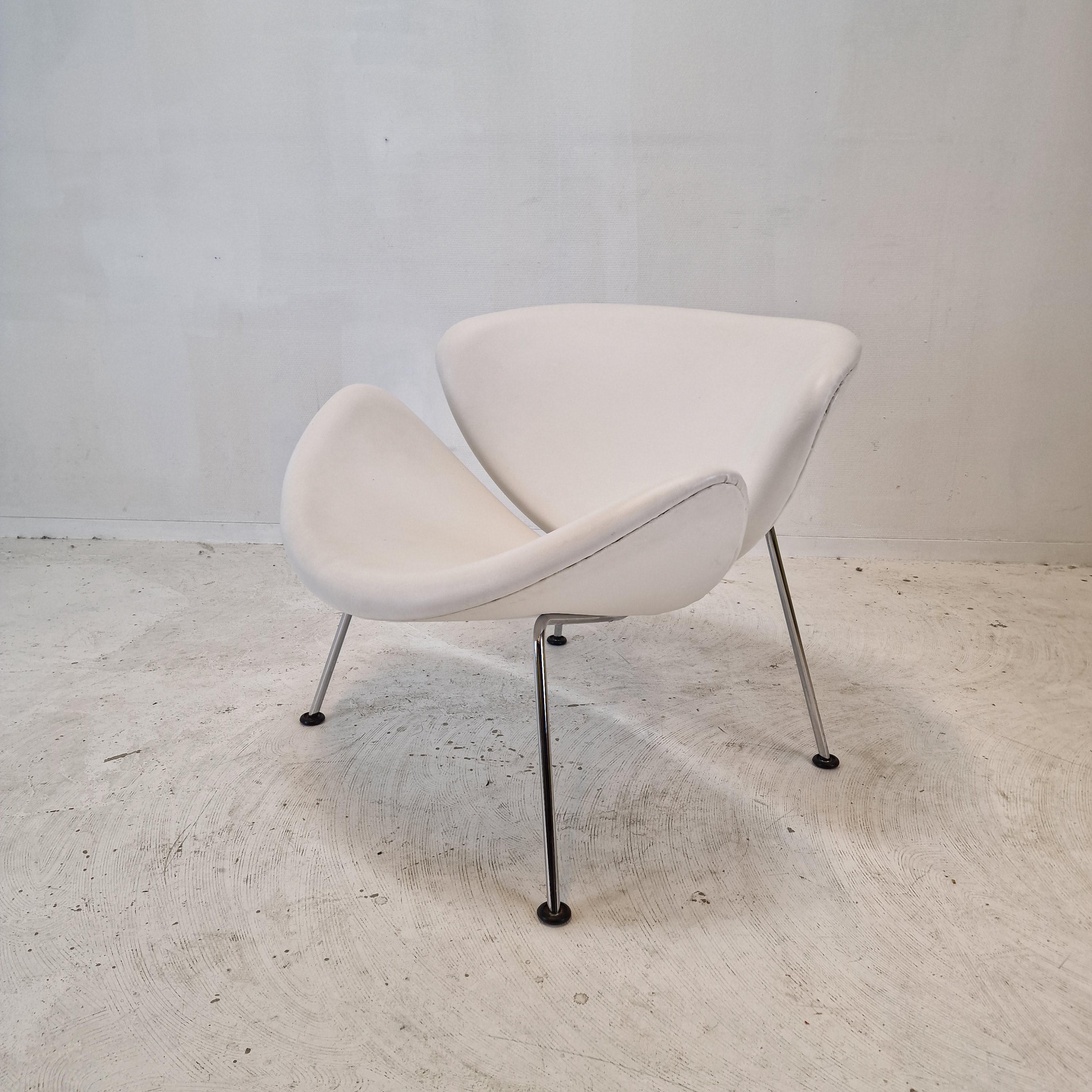 The famous Artifort orange slice chair by Pierre Paulin, designed in the 60s.
This original chair with chromed legs is produced in the 80s.

It is a cute and very comfortable chair.

It has been upholstered some years ago with high quality white