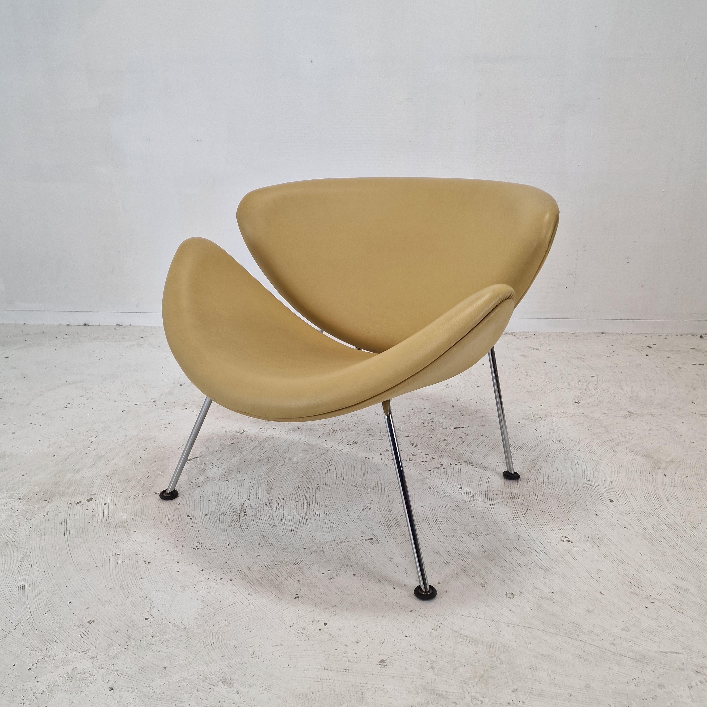 La célèbre chaise à tranches orange Artifort de Pierre Paulin, conçue dans les années 60.
Cette chaise originale aux pieds chromés a été produite dans les années 80.

C'est une chaise mignonne et très confortable.

Il est doté d'un cuir d'origine de