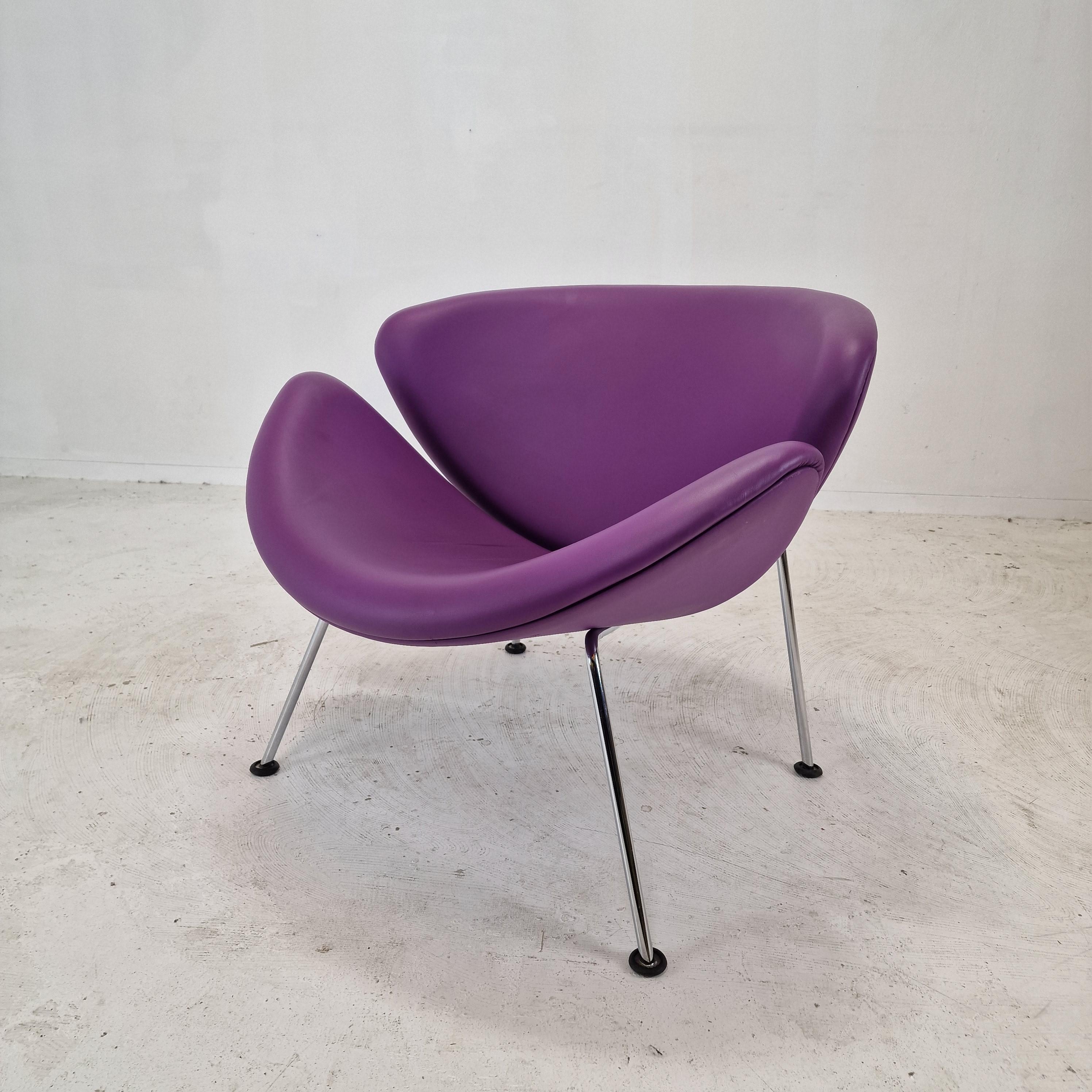 La célèbre chaise à tranches orange Artifort de Pierre Paulin, conçue dans les années 60.
Cette chaise originale aux pieds chromés a été produite dans les années 80.

C'est une chaise mignonne et très confortable.

Il est doté d'un cuir d'origine de