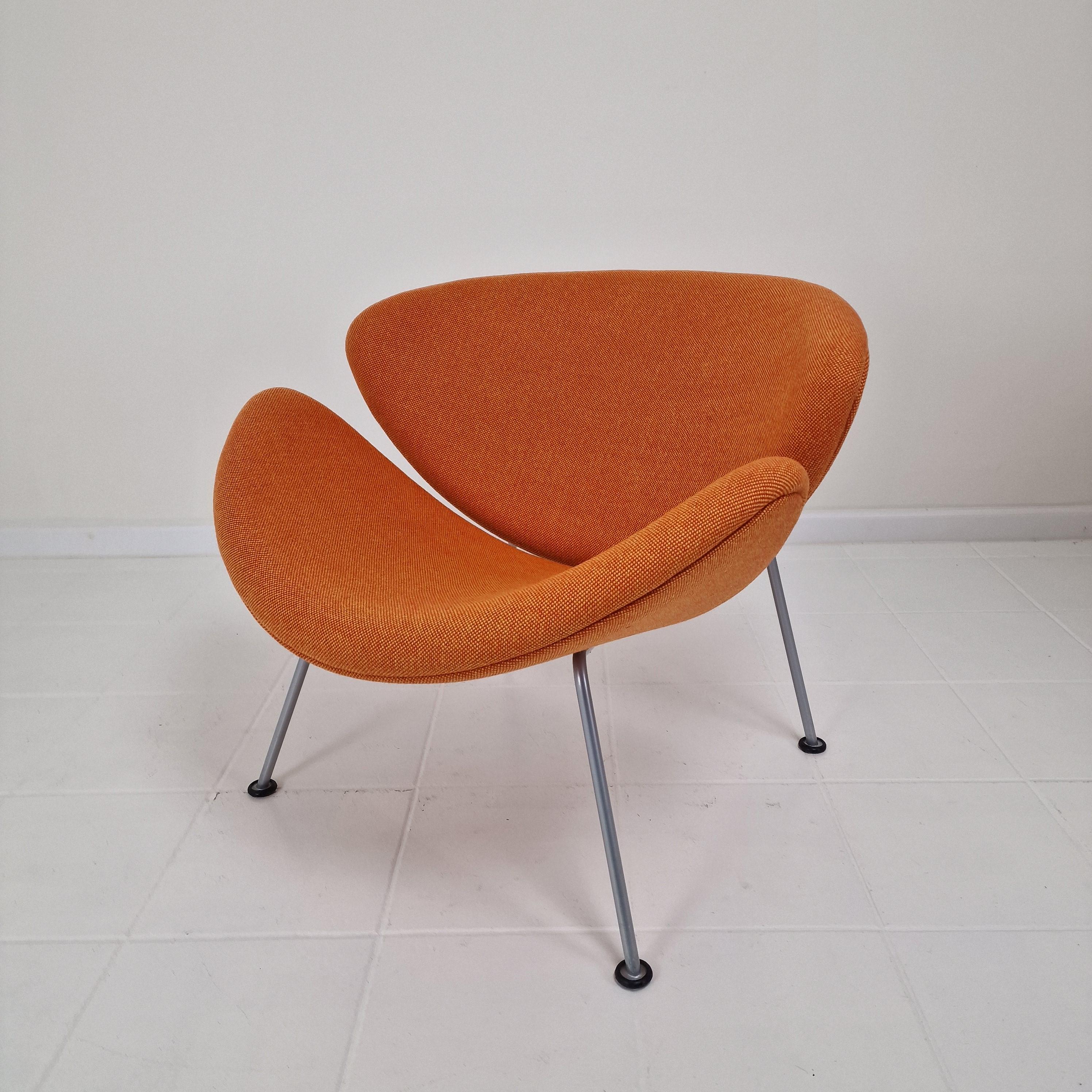 The famous Artifort orange slice chair by Pierre Paulin, designed in the 60s.
This original chair is produced in the 90's.

It is a cute and very comfortable chair.

There are 2 available.
Both chairs are just restored with new fabric and new