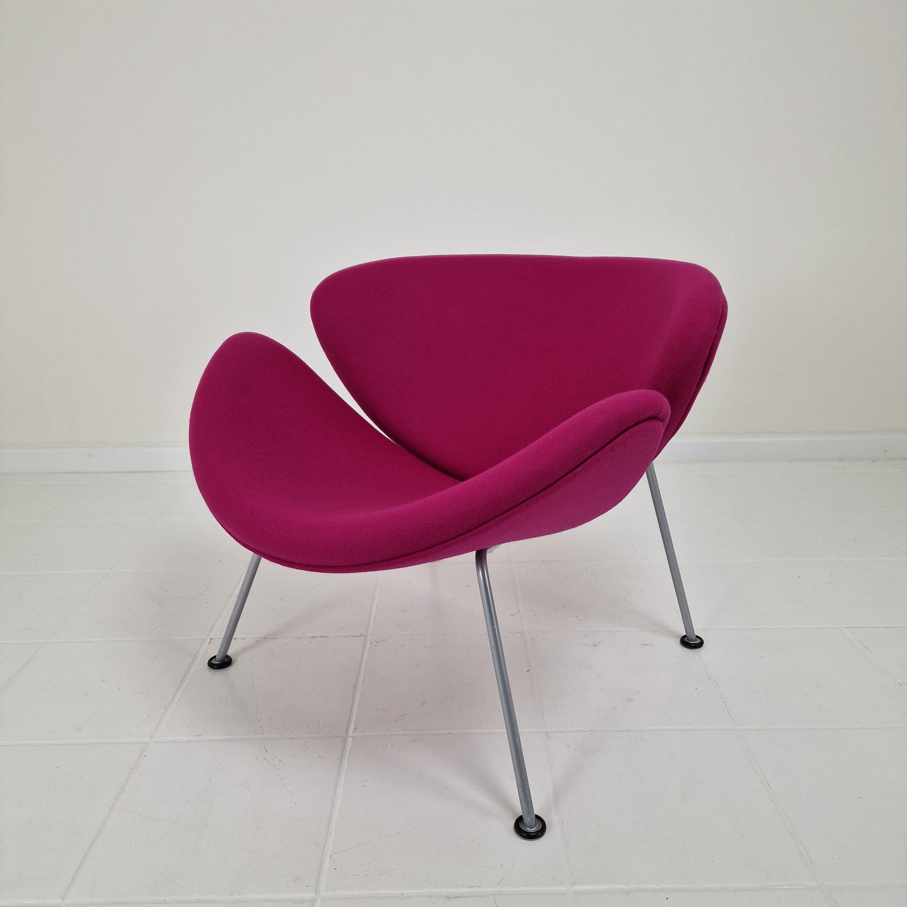 Der berühmte Artifort Orange Slice Chair von Pierre Paulin, entworfen in den 60er Jahren.
Dieser originelle Stuhl wurde in den 90er Jahren hergestellt.

Es ist ein niedlicher und sehr bequemer Stuhl.

Der Stuhl wurde gerade mit neuem Stoff und neuem