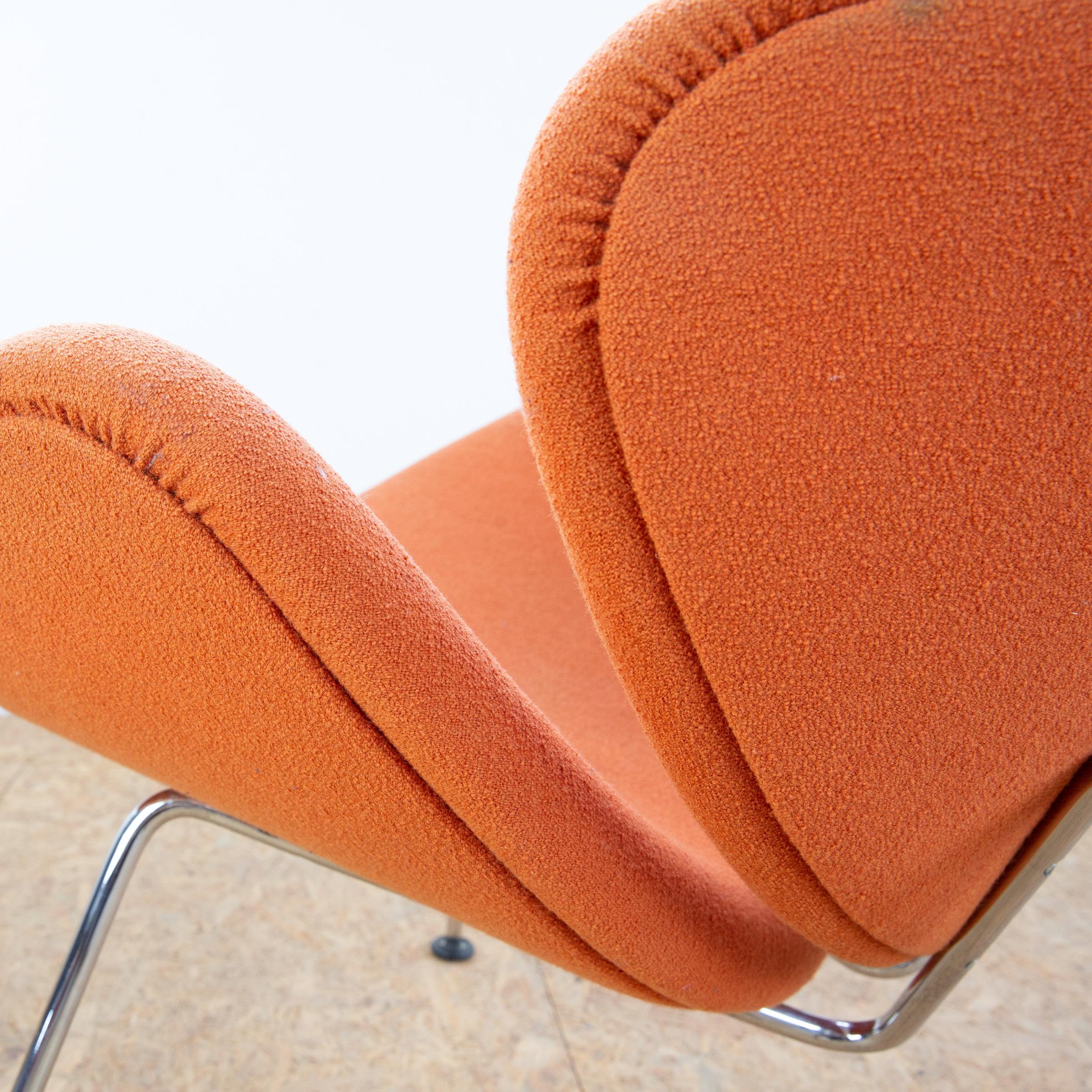 The orange slice chair by Pierre Paulin edited by Artifort (The Netherlands)
This version is lower that the current production as to know 39cms
Today's versions are 41 (low) or 44 (high).
 
