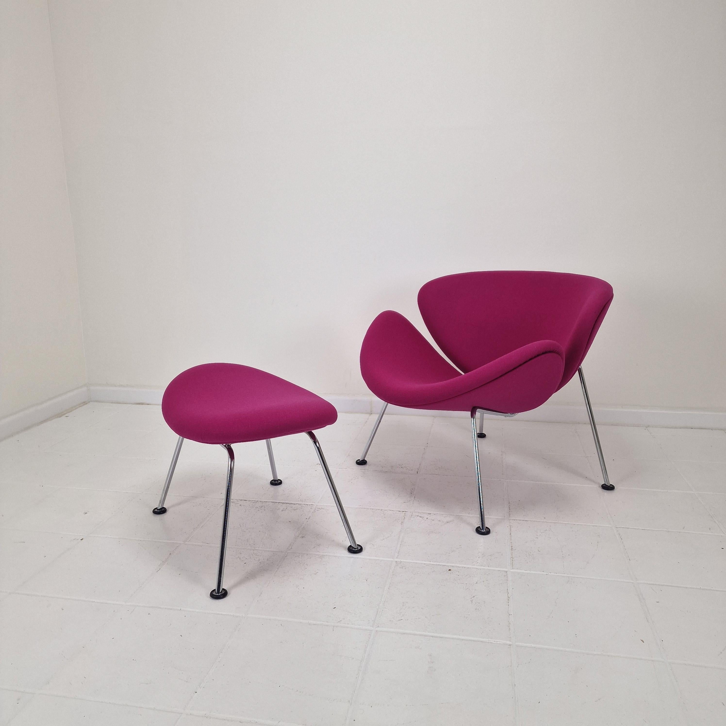 La famosa Silla Artifort Orange Slice con Otomana de Pierre Paulin, diseñada en los años 60.
Este conjunto original se fabricó en los años 80.

Es una silla bonita y muy cómoda.

Tanto la silla como la otomana acaban de ser restauradas con tela y