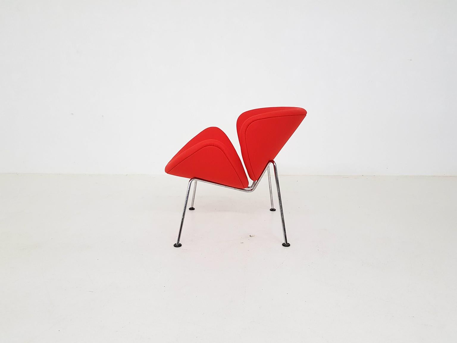 This lounge chair, called orange slice and designed by the famous Pierre Paulin, is a true classic piece of design furniture. We think it is quite clear why it is called orange slice. The chair consists of two identical shells or slices combined.
