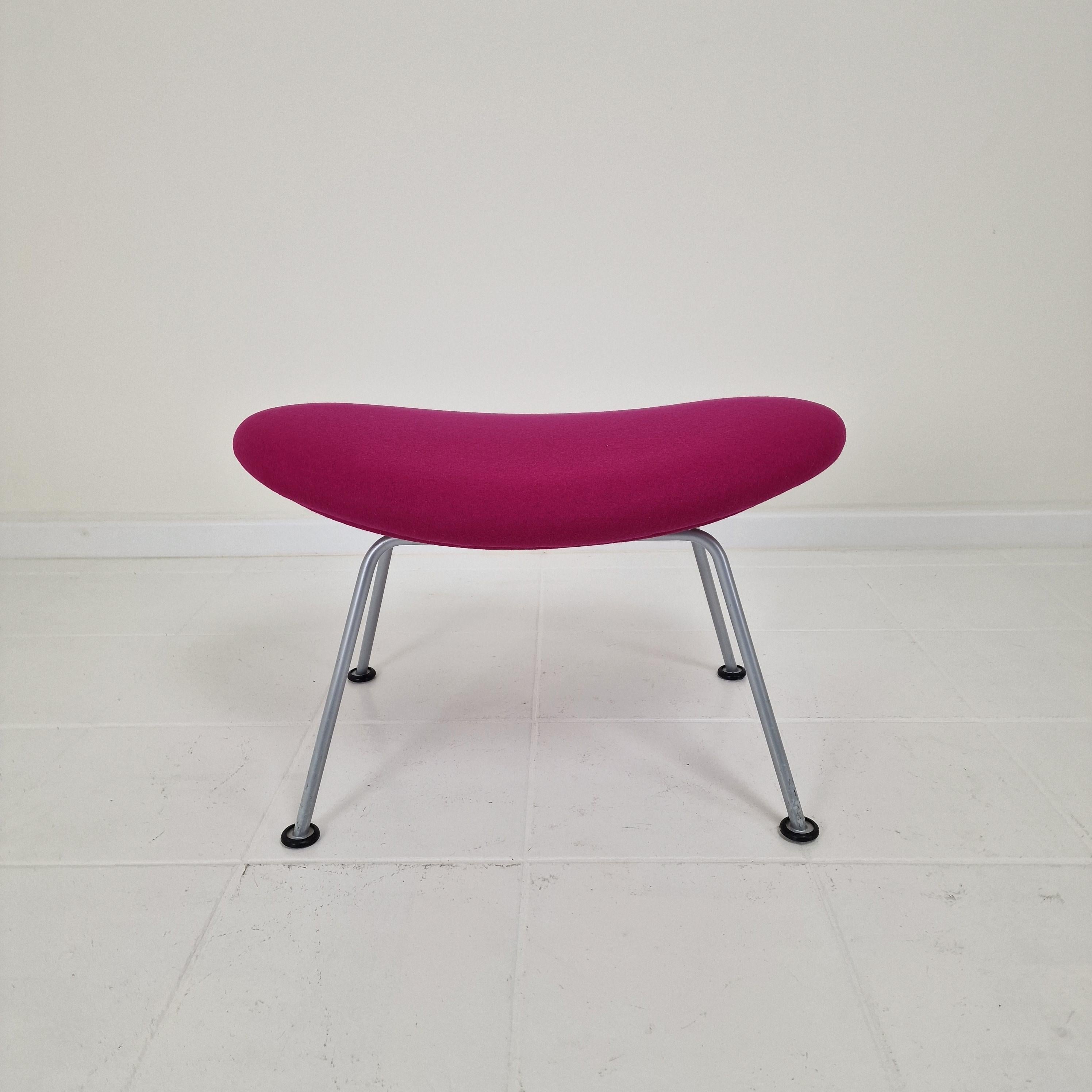 The famous Artifort Orange Slice Ottoman by Pierre Paulin, designed in the 60s.
This original piece is produced in the 90's.

The ottoman will be restored with new fabric and new foam.
It will be reupholstered with red fabric.

It will be in perfect