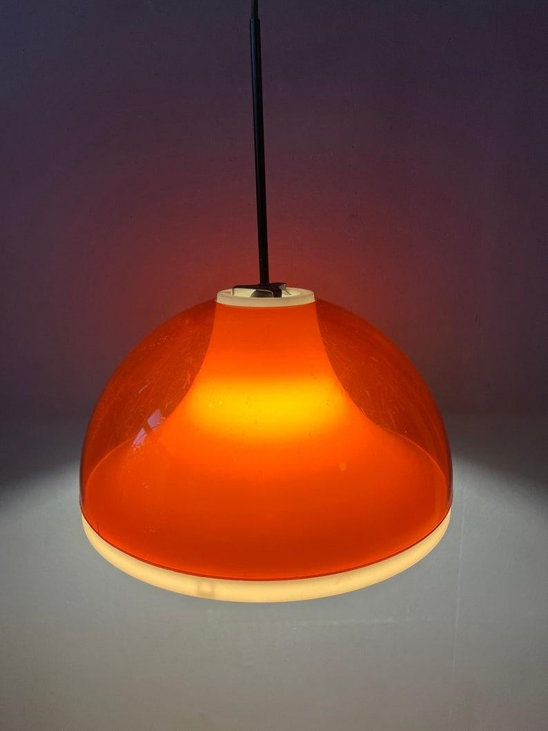 Lampe suspendue de l'ère spatiale de NO AGE Dijkstra avec un double abat-jour en verre acrylique. La teinte extérieure est transparente et de couleur orange, la teinte intérieure est blanche. Ensemble, ils créent un effet de lumière étonnant. La