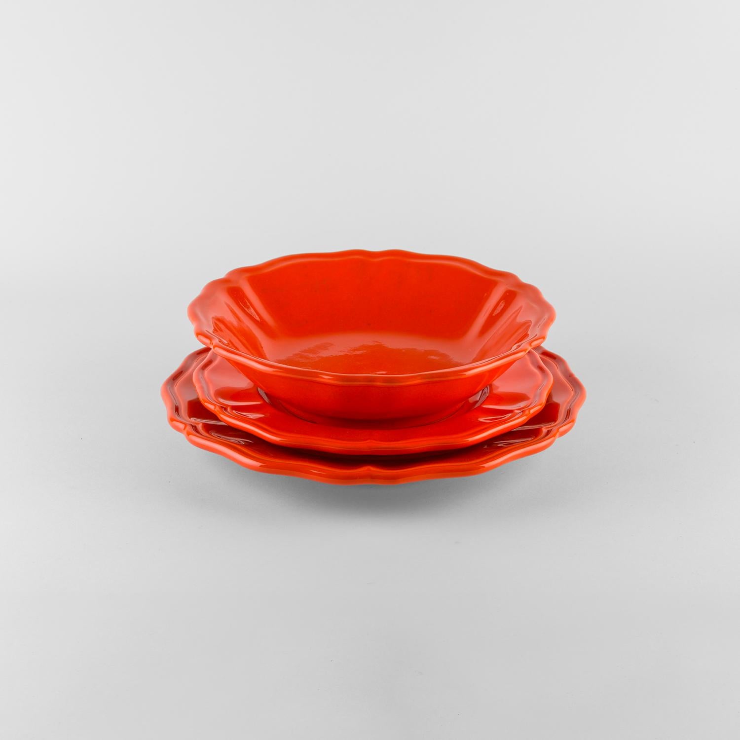 Los platos hondos naranjas sirven: Sopa, soporte, plato auxiliar para 4. Hecho a mano en Italia 2024 Siglo XXI y contemporáneo en venta
