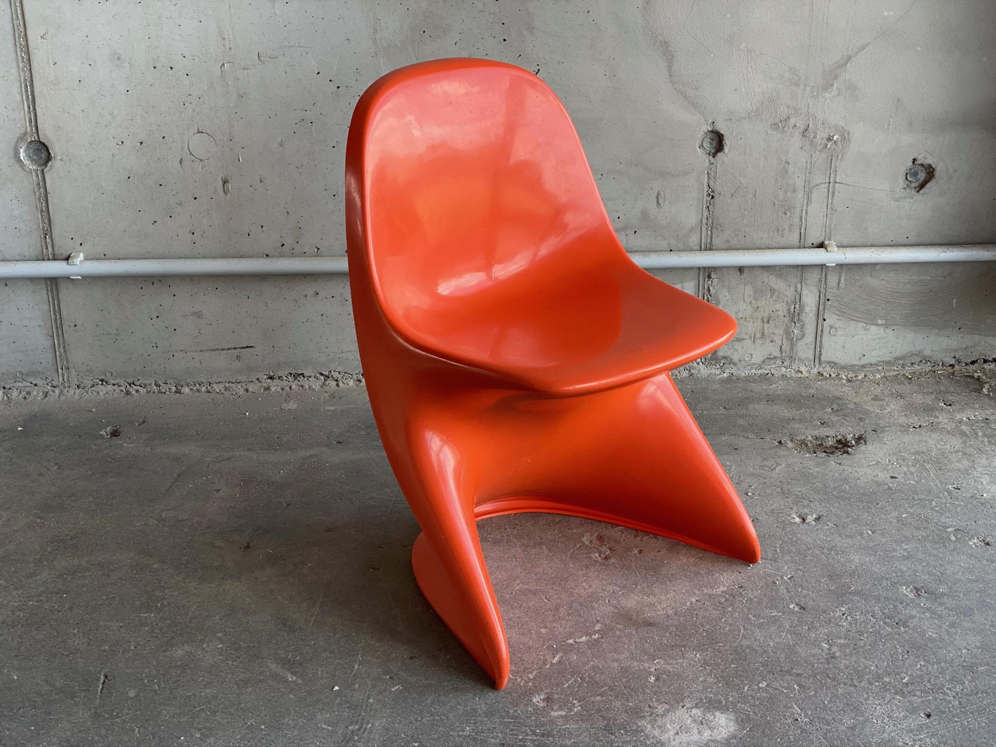 Typical 1970s children's chair made of plastic in orange. The Casalino I from the manufacturer Casala is a one-piece plastic chair. Casala is originally a German company that became famous for its school furniture. The small retro-orange chair