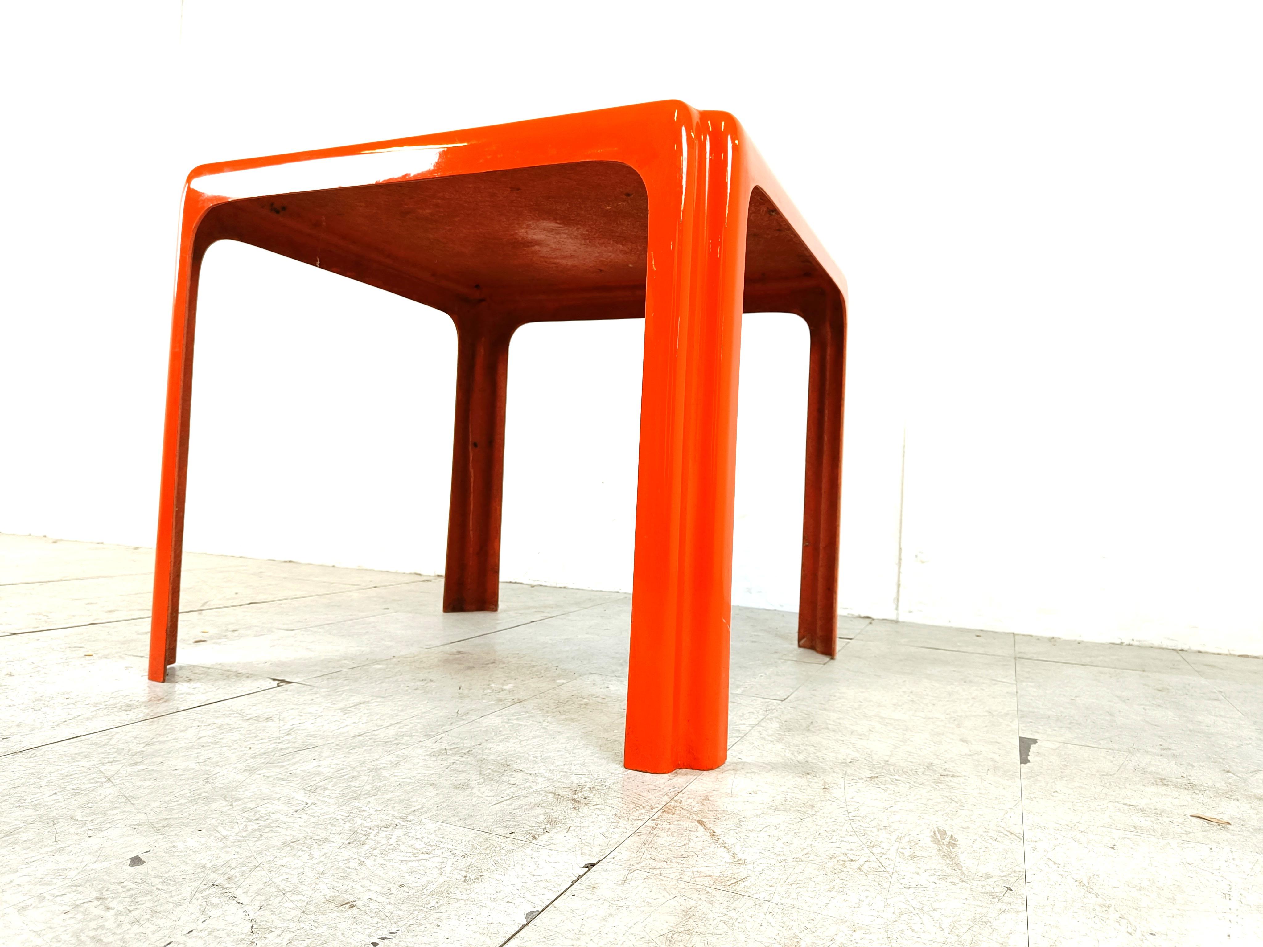 Ère spatiale Table en fibre de verre orange de l'ère spatiale, 1970 en vente