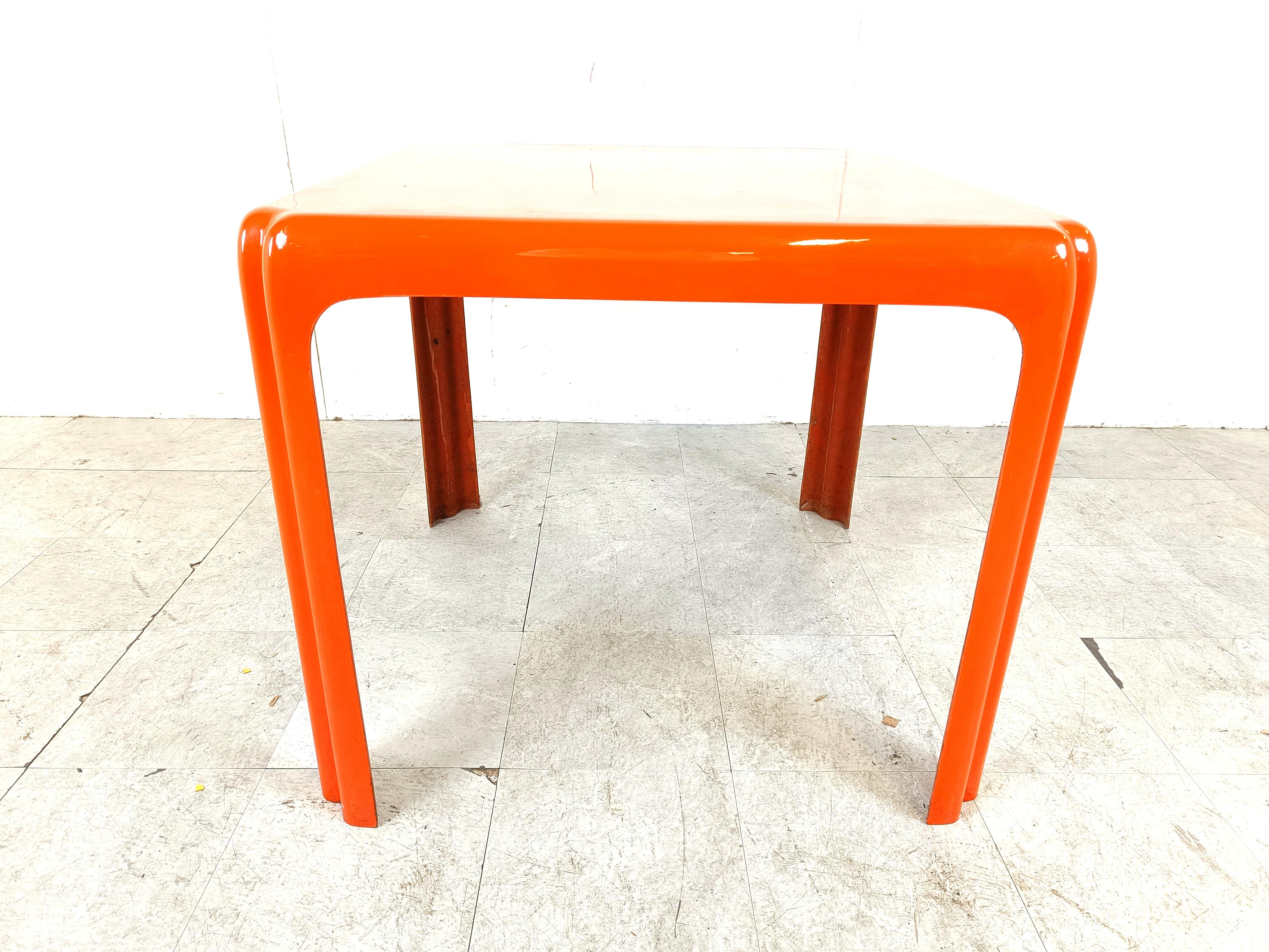 Orangefarbener Space Age Tisch aus Fiberglas, 1970er Jahre (Ende des 20. Jahrhunderts) im Angebot