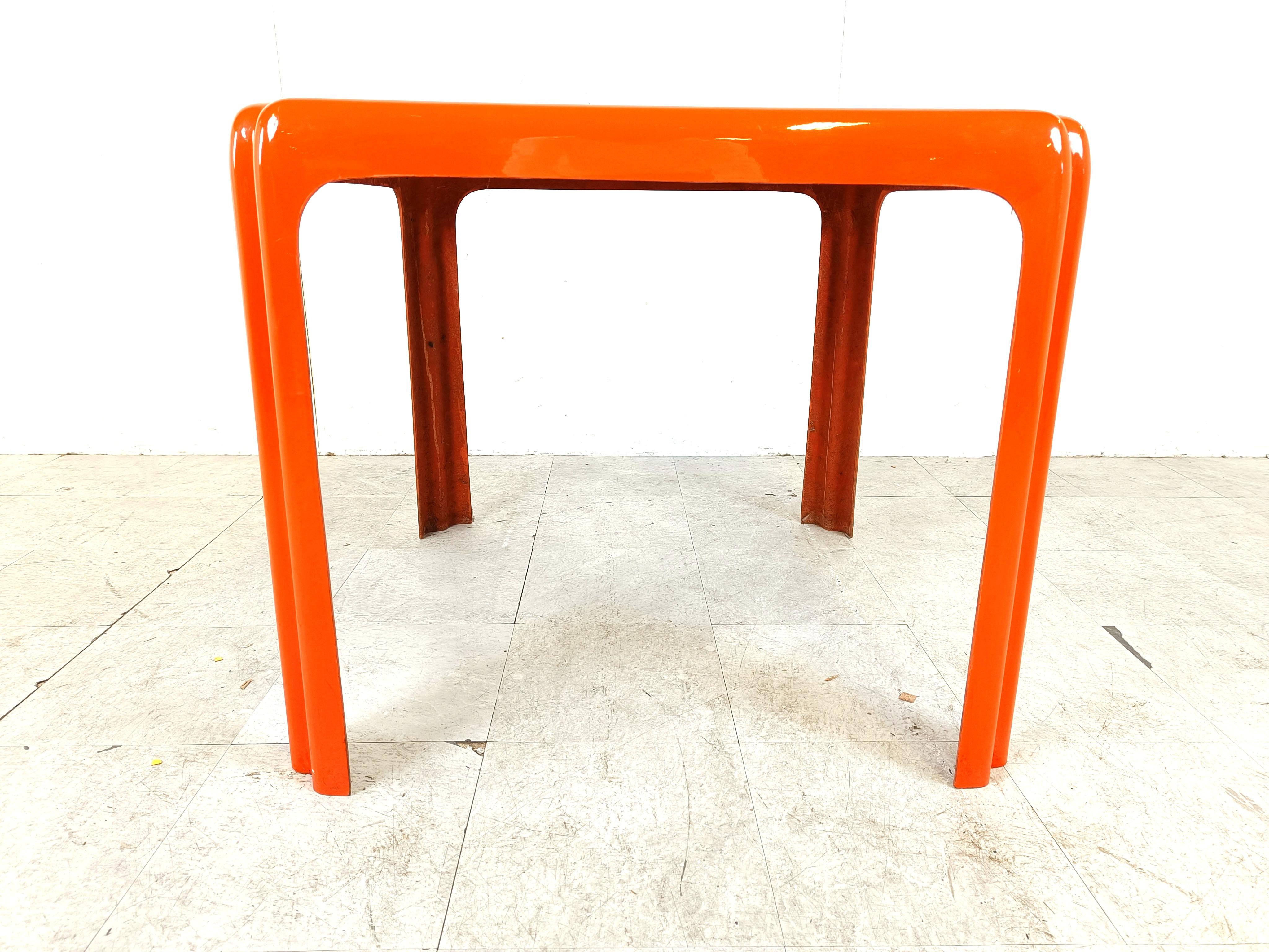 Orangefarbener Space Age Tisch aus Fiberglas, 1970er Jahre (Glasfaser) im Angebot