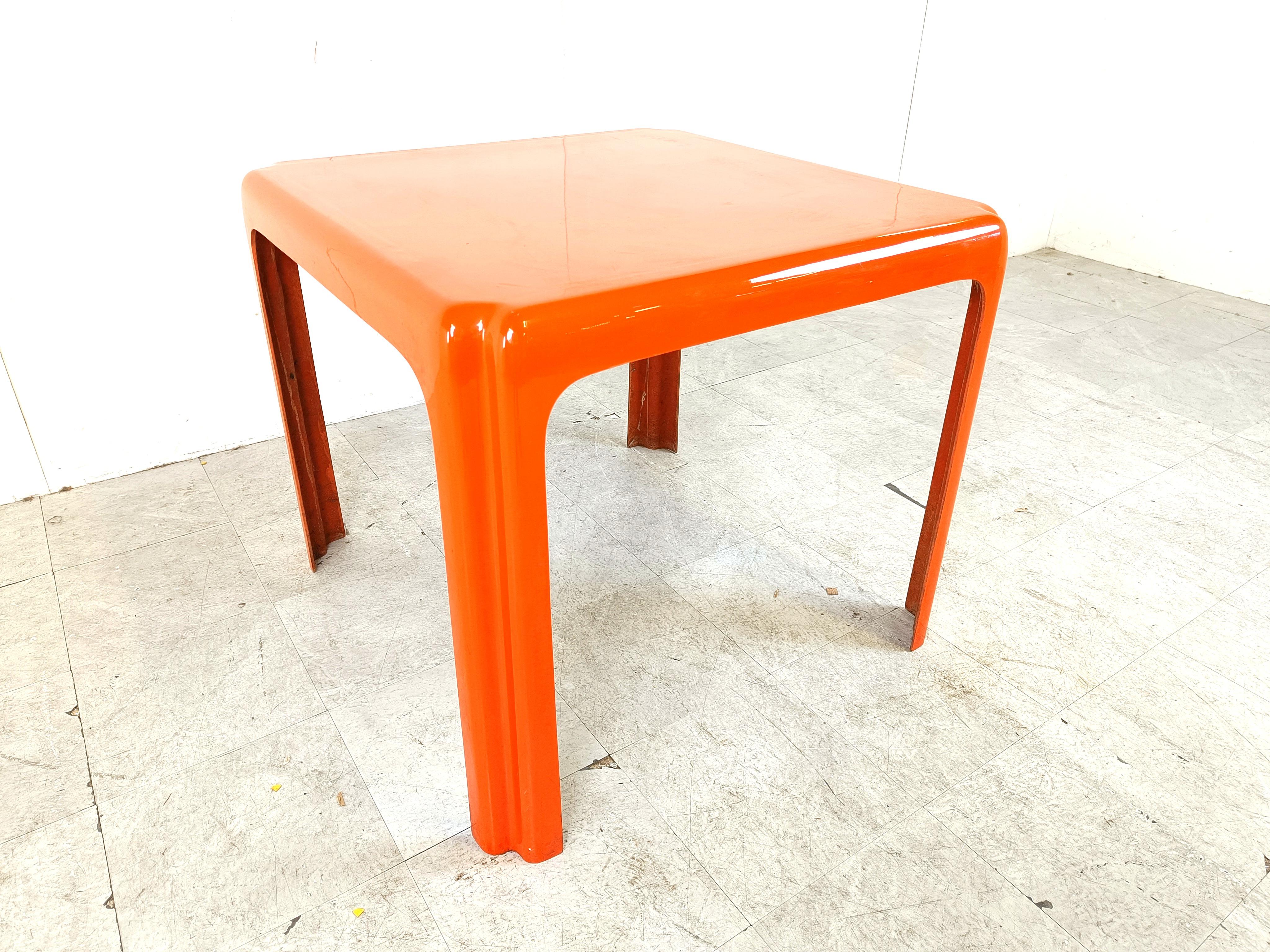 Orangefarbener Space Age Tisch aus Fiberglas, 1970er Jahre im Angebot 1