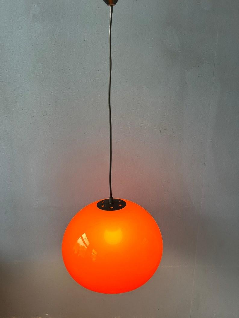 Orangefarbene Space-Age-Pilz-Pendelleuchte. Der Pilzschirm ist aus Acrylglas gefertigt und erzeugt ein warmes, gemütliches Licht. Die Lampe benötigt eine E27/26 (Standard) Glühbirne.

Zusätzliche Informationen:
MATERIALIEN: Metall,