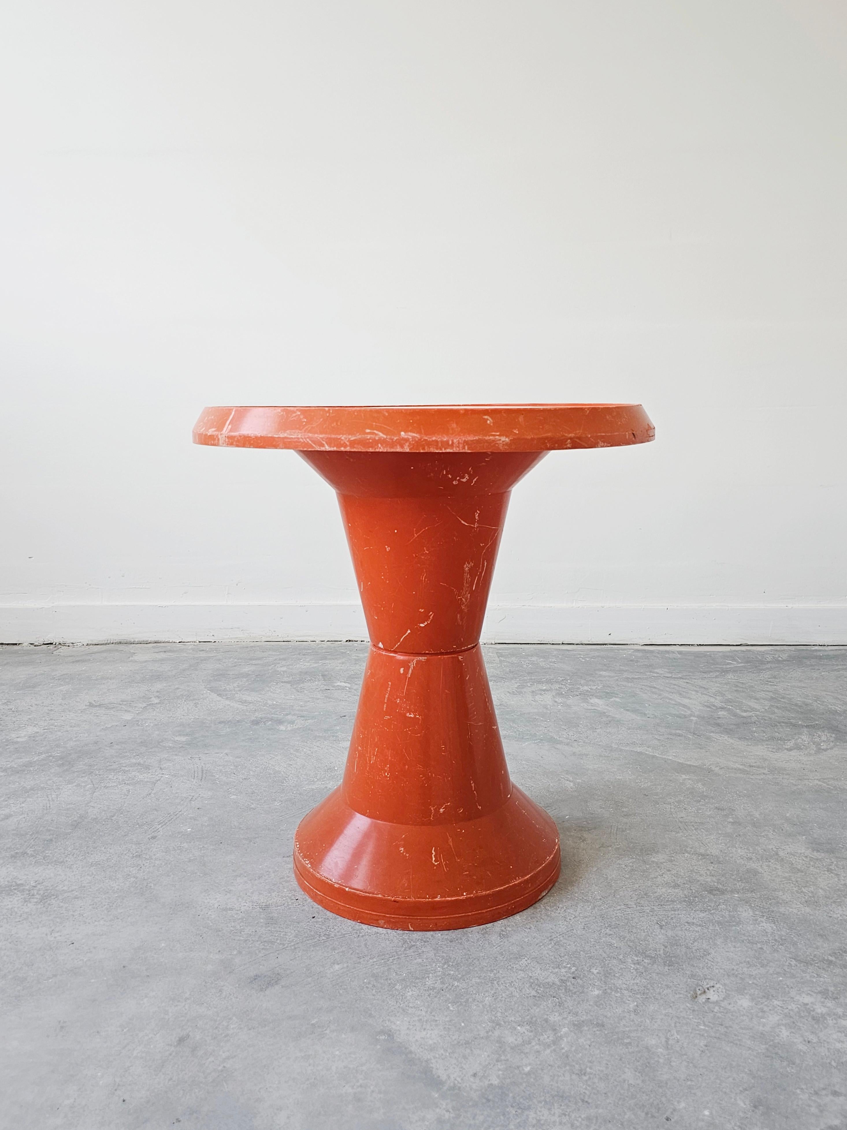 En este listado encontrarás una Mesa de jardín de plástico de la Era Espacial fabricada por Kovinoplastika. El modelo se llama Diablo y viene en color naranja brillante. Fabricado en Yugoslavia en la década de 1970.

Buen estado vintage con signos