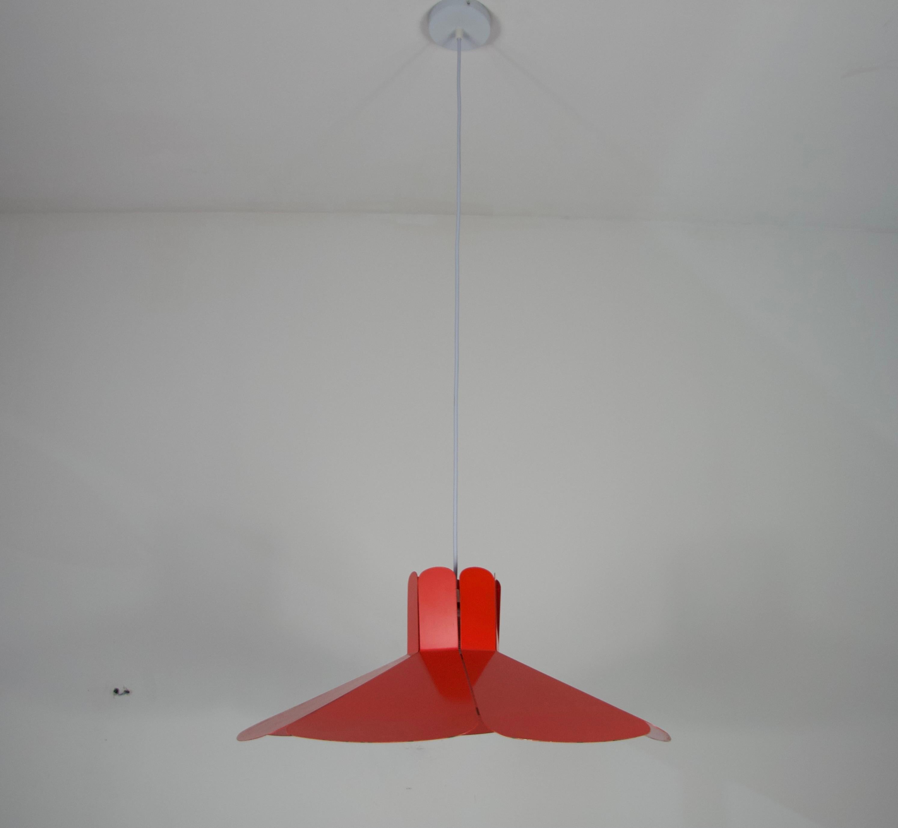 Cette étonnante lampe suspendue des années 1970 a été fabriquée par la société autrichienne VEST et présente un design audacieux et sculptural. Fabriquée en métal et finie dans une couleur rouge vibrante, la lampe ressemble à une fleur stylisée ou à