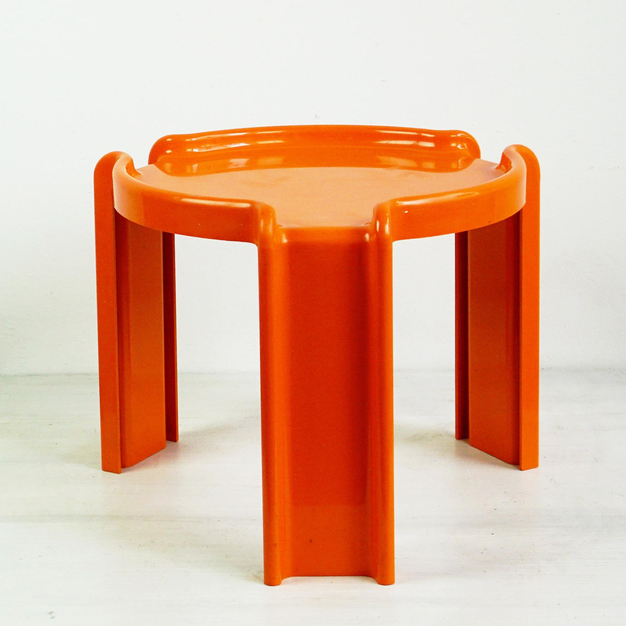 Découvrez l'apogée du design de l'ère spatiale des années 1960 avec cette table basse iconique de Giotto Stoppino Kartell, modèle 4905/6/7, fabriquée en 1968. Célébrée pour sa forme innovante et son esthétique exceptionnelle, cette pièce a été